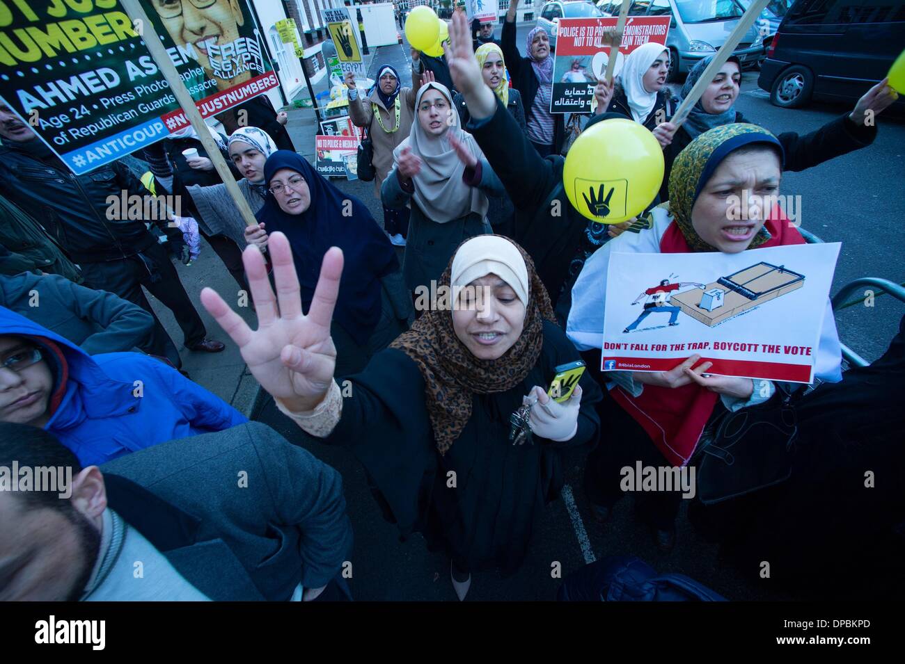London, UK, UK. 11. Januar 2014. Pro-Mursi-Anhänger Kundgebung eine vor der ägyptischen Botschaft in London. Die Gruppe behauptet, dass sie weiterhin heftig durch das Militär ausgerichtet sein. Gail Orenstein/ZUMAPRESS.com/Alamy © Live-Nachrichten Stockfoto
