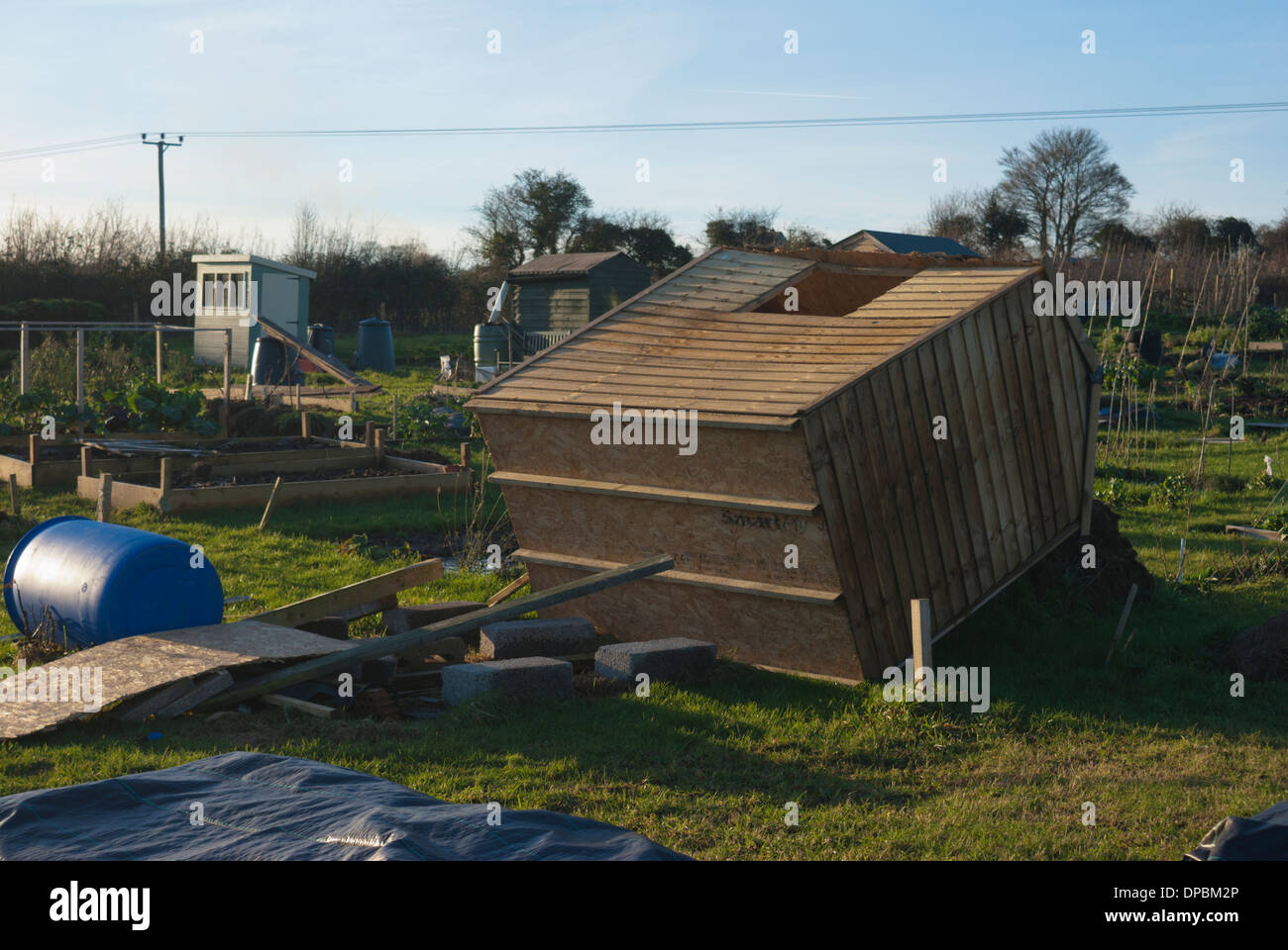 Sturm beschädigten Zuteilung Schuppen nach den Stürmen rund um Weihnachten 2013. Stockfoto
