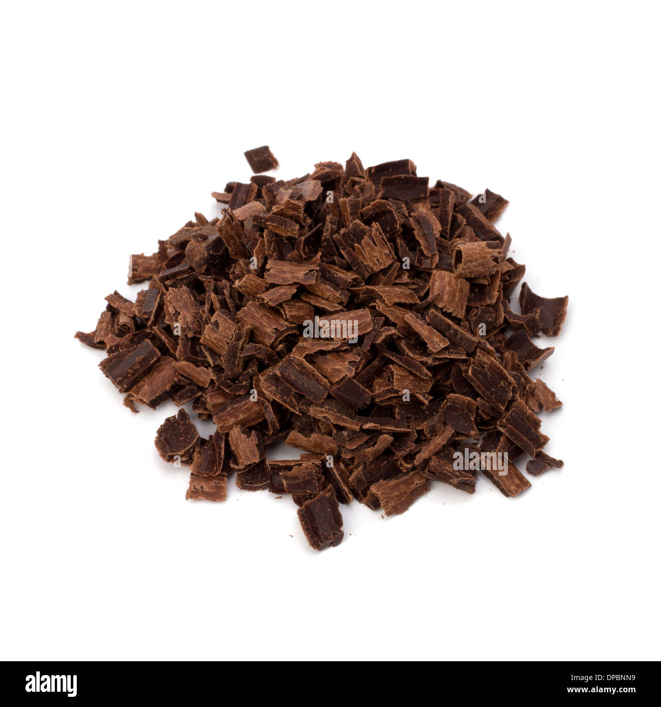 Zerkleinerte Schokolade Späne Haufen isolierten auf weißen Hintergrund Stockfoto