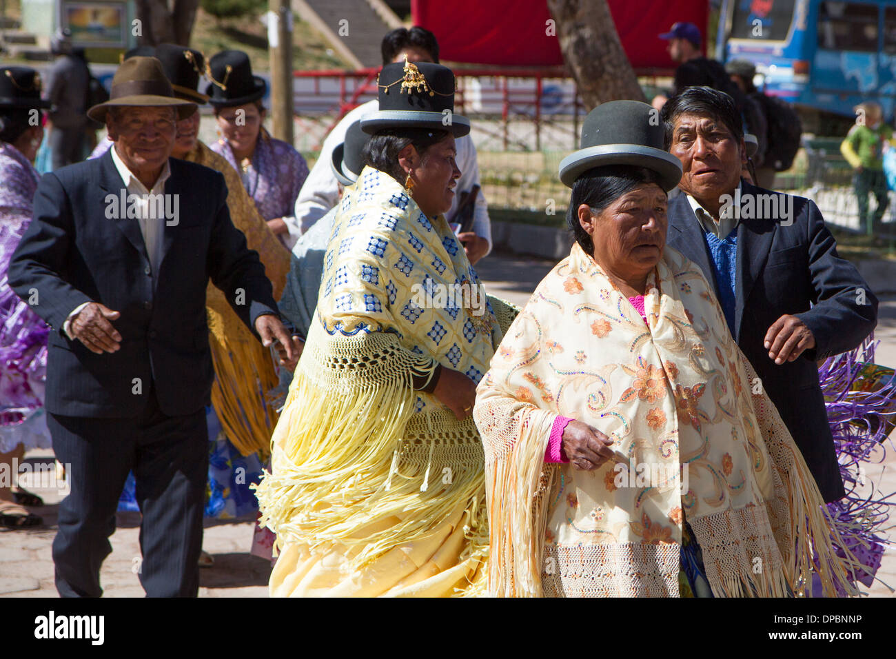 Traditionelle bekleideten Tänzerinnen am Nationalfeiertag, San Pablo, Bolivien Stockfoto