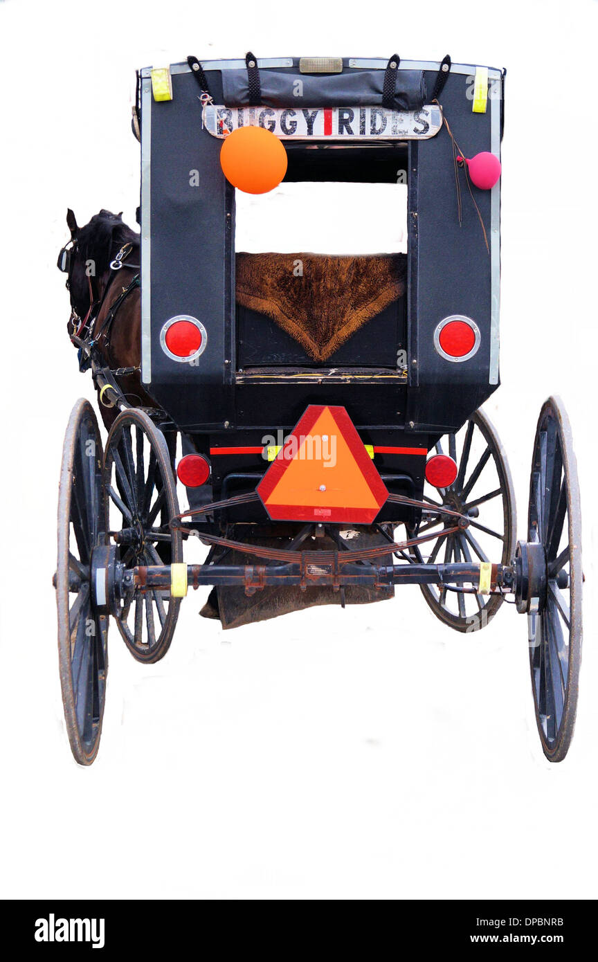 Amische Buggy geben Buggy-Fahrten im Holmes County, Ohio, USA. Isoliert auf weißem Hintergrund. Stockfoto