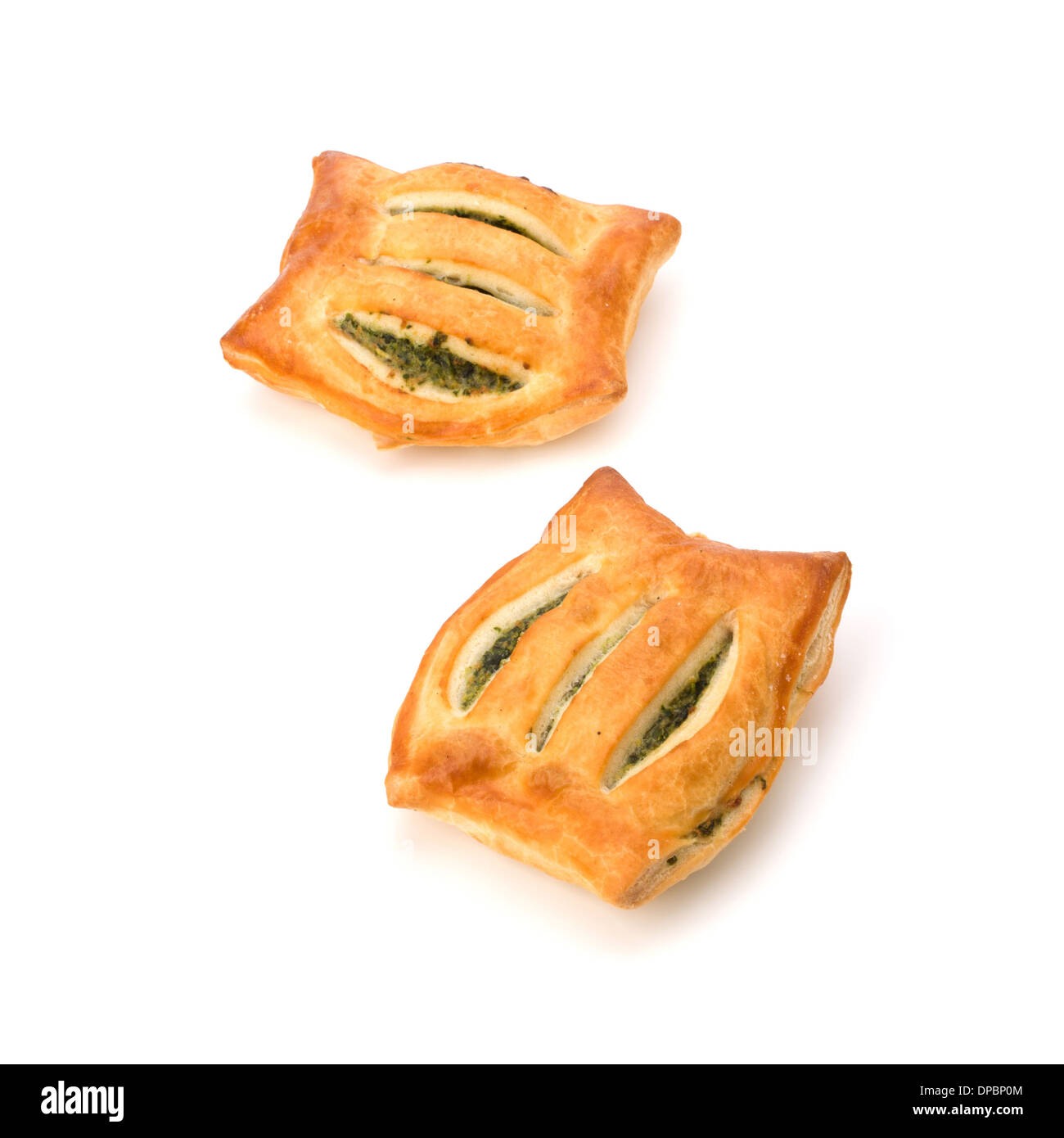 Blätterteig, isoliert auf weißem Hintergrund. Gesunden Pasty mit Spinat. Stockfoto