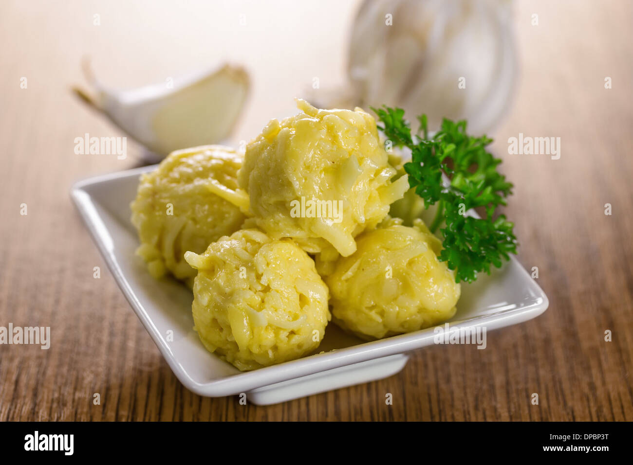 Käsebällchen mit Knoblauch und mayonnaise Stockfoto