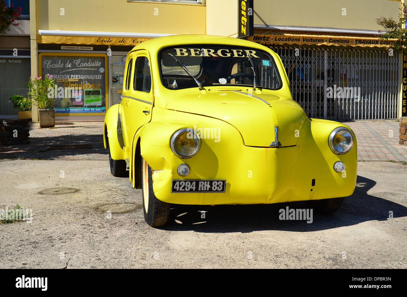 LE LAVANDOU, Frankreich-SEPTEMBER 15, 2013: Gelbe Oldtimer vor der Fahrschule in Cote Azur Frankreich Stockfoto