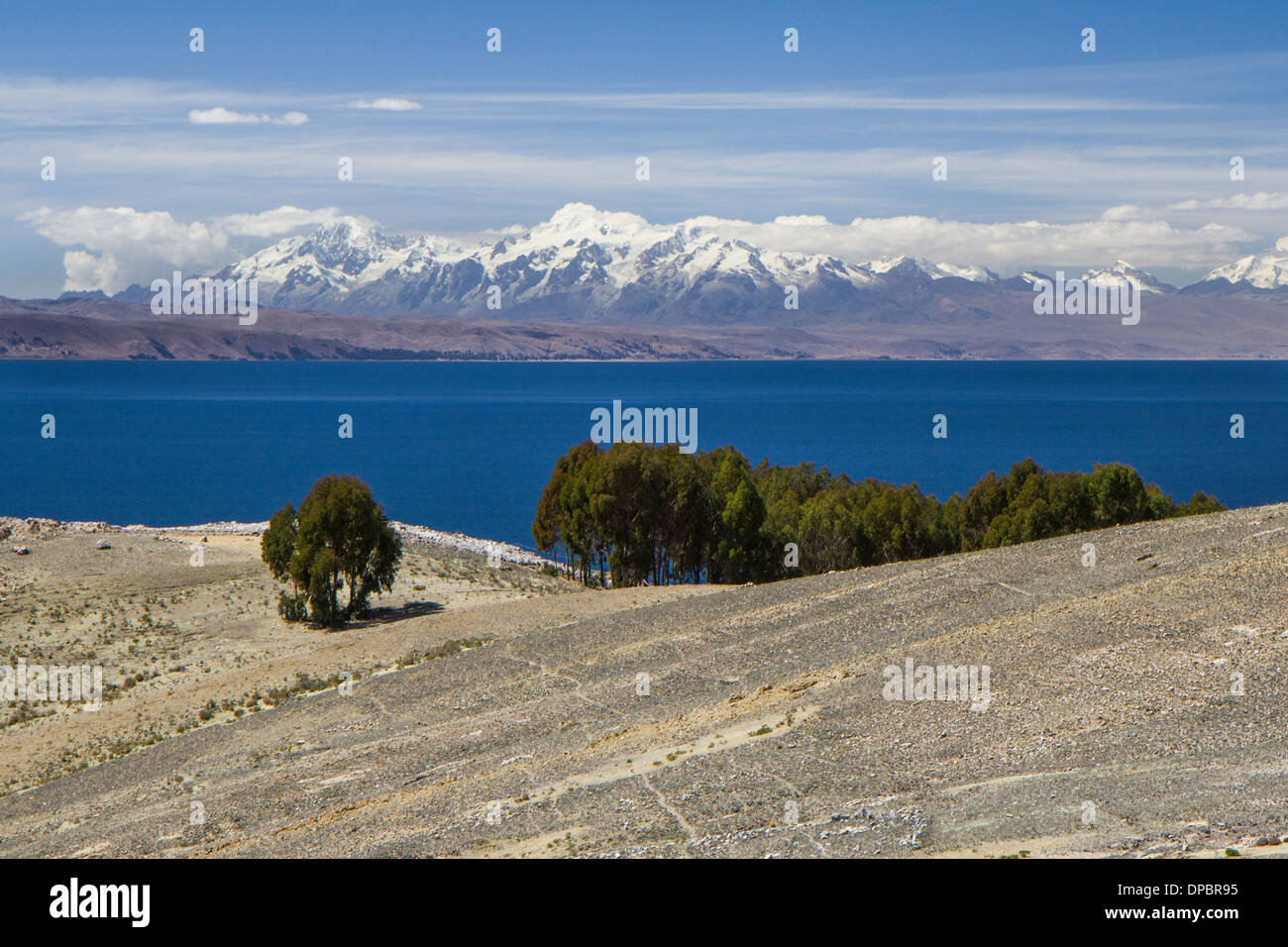 Titicaca-See, Blick auf den bolivianischen Anden. Cordillera Real. Stockfoto