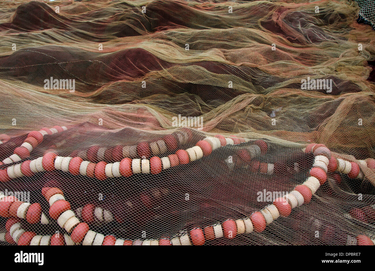 Nylon-Fischernetz mit Schwimmer Linien auf dem Pier im Hafen von Fuengirola, Costa Del Sol, Spanien ausgebreitet. Stockfoto