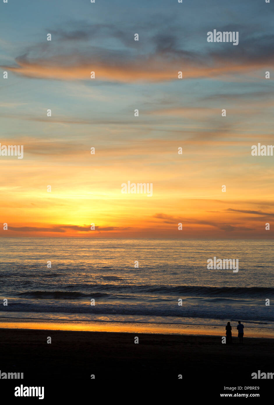 Menschen, die den Sonnenuntergang über dem Pazifik Stockfoto