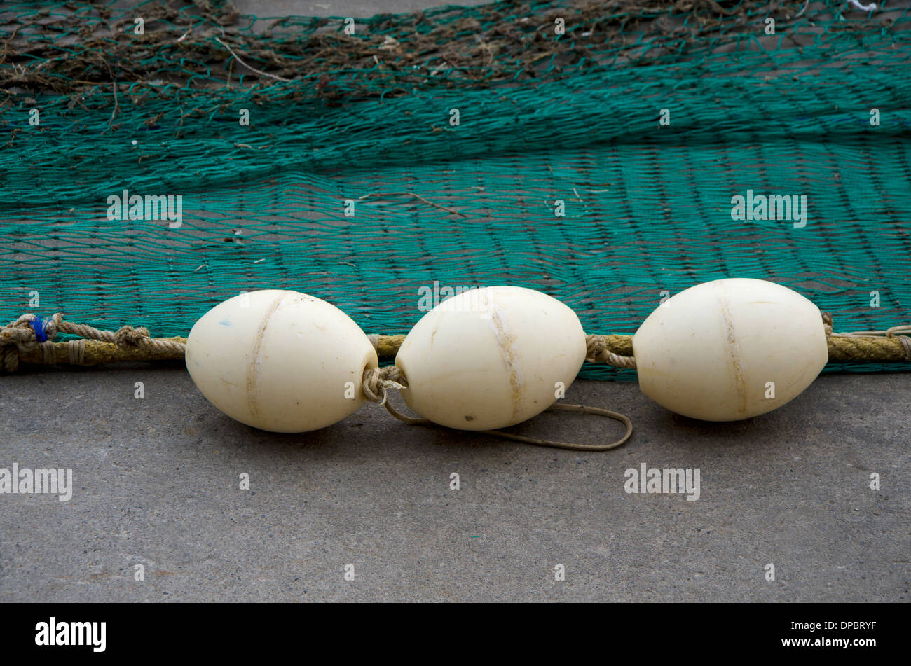 Nylon-Fischernetz mit Float-Linie auf dem Pier im Hafen von Fuengirola, Costa Del Sol, Spanien ausgebreitet. Stockfoto