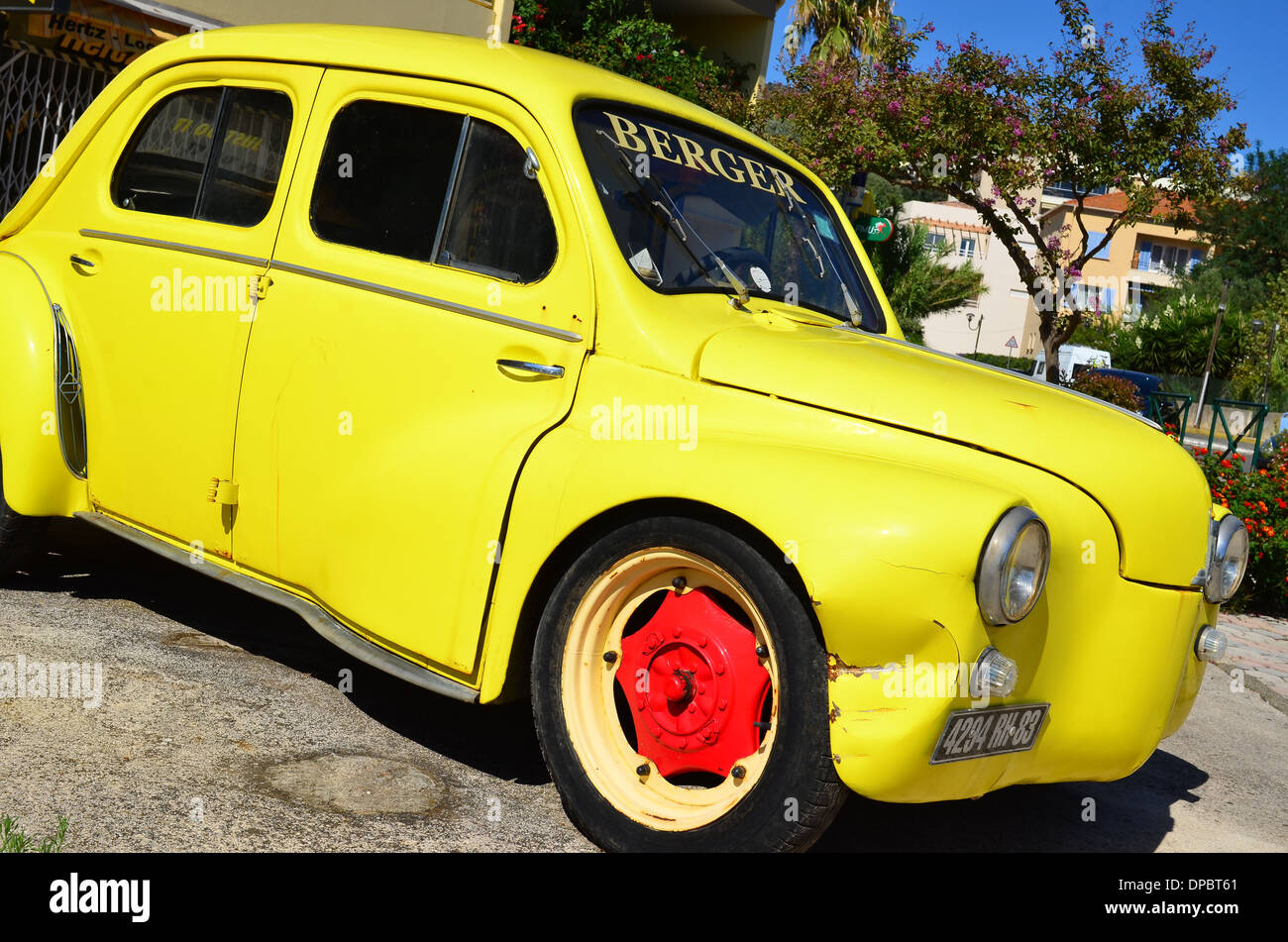 LE LAVANDOU, Frankreich-SEPTEMBER 15, 2013: Gelbe Oldtimer vor der Fahrschule in Cote Azur Frankreich Stockfoto
