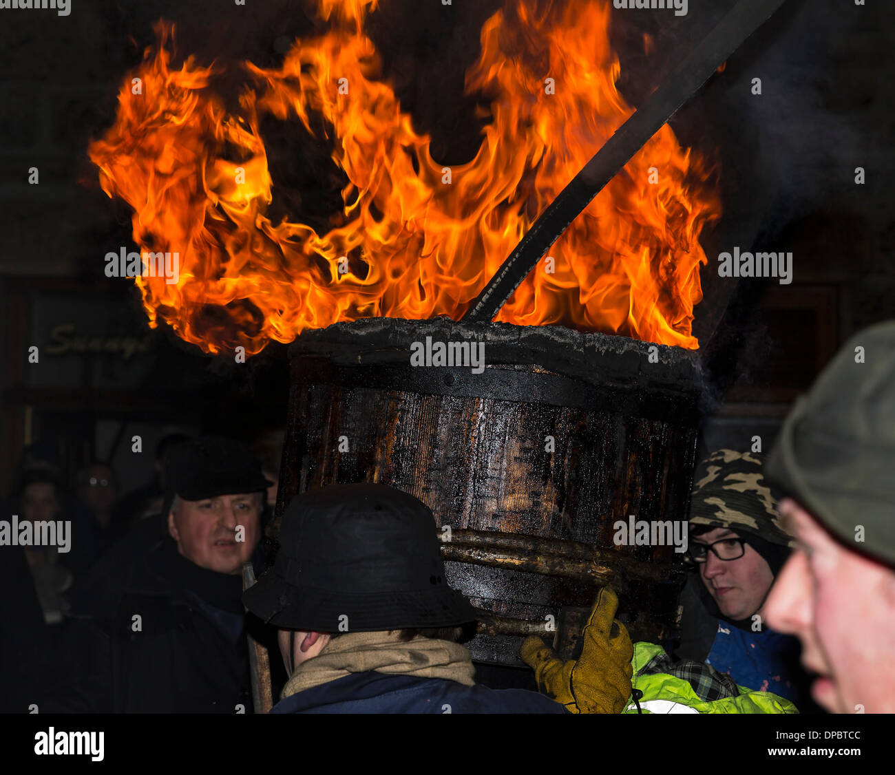 Burghead, Moray, Schottland. 11. Januar 2014. Verbrennung von Clavie, ein Feuerfestival einzigartig in Burghead, die begrüßt des neue Jahrs. Die Bedeutung des 11. Januar stammt aus dem 1750, als der Julianische Kalender in Großbritannien reformiert wurde. Der neue Gregorianische Kalender eingeführt wurde. Menschen randalierten, fordern ihre 11 Tage - aber nicht in Burghead zurück. Bildnachweis: JASPERIMAGE/Alamy Live-Nachrichten Stockfoto