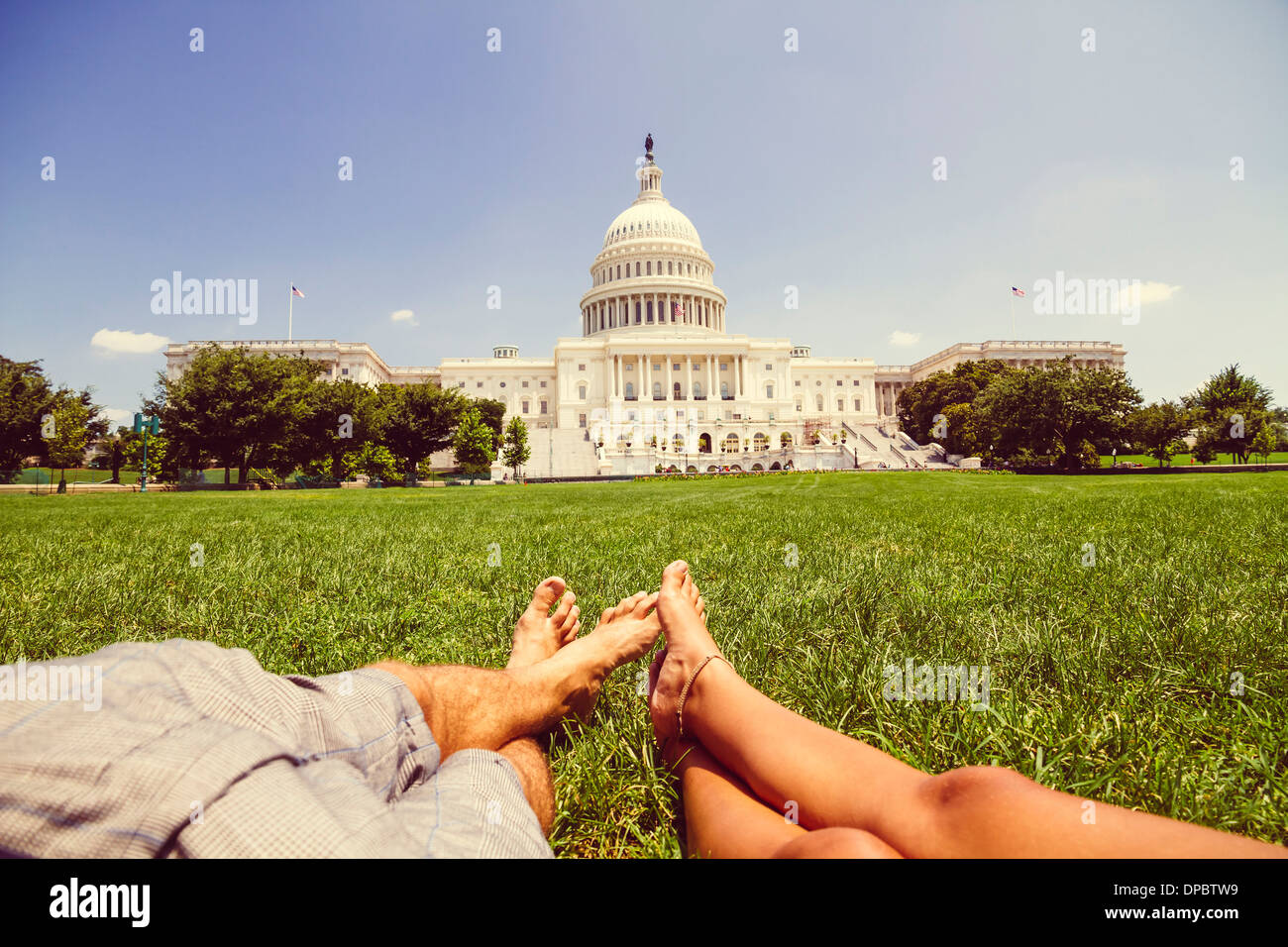 USA, Washington D.C., paar entspannende auf Wiese vor dem Capitol Stockfoto