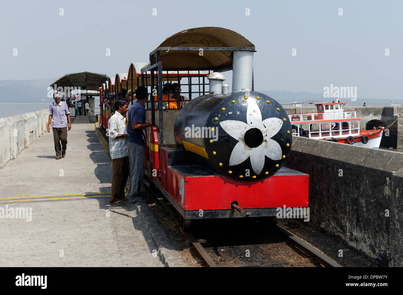 Der kleine Zug auf Elephanta-Insel in der Nähe von Mumbai (Bombay), Indien Stockfoto