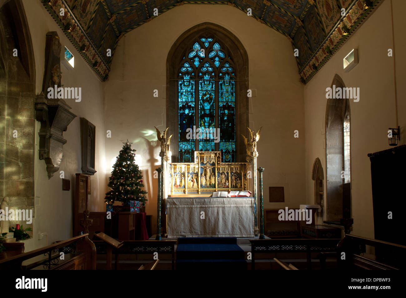 St.-Laurentius Kirche an Weihnachten, Bourton-on-the-Water, Gloucestershire, Großbritannien Stockfoto