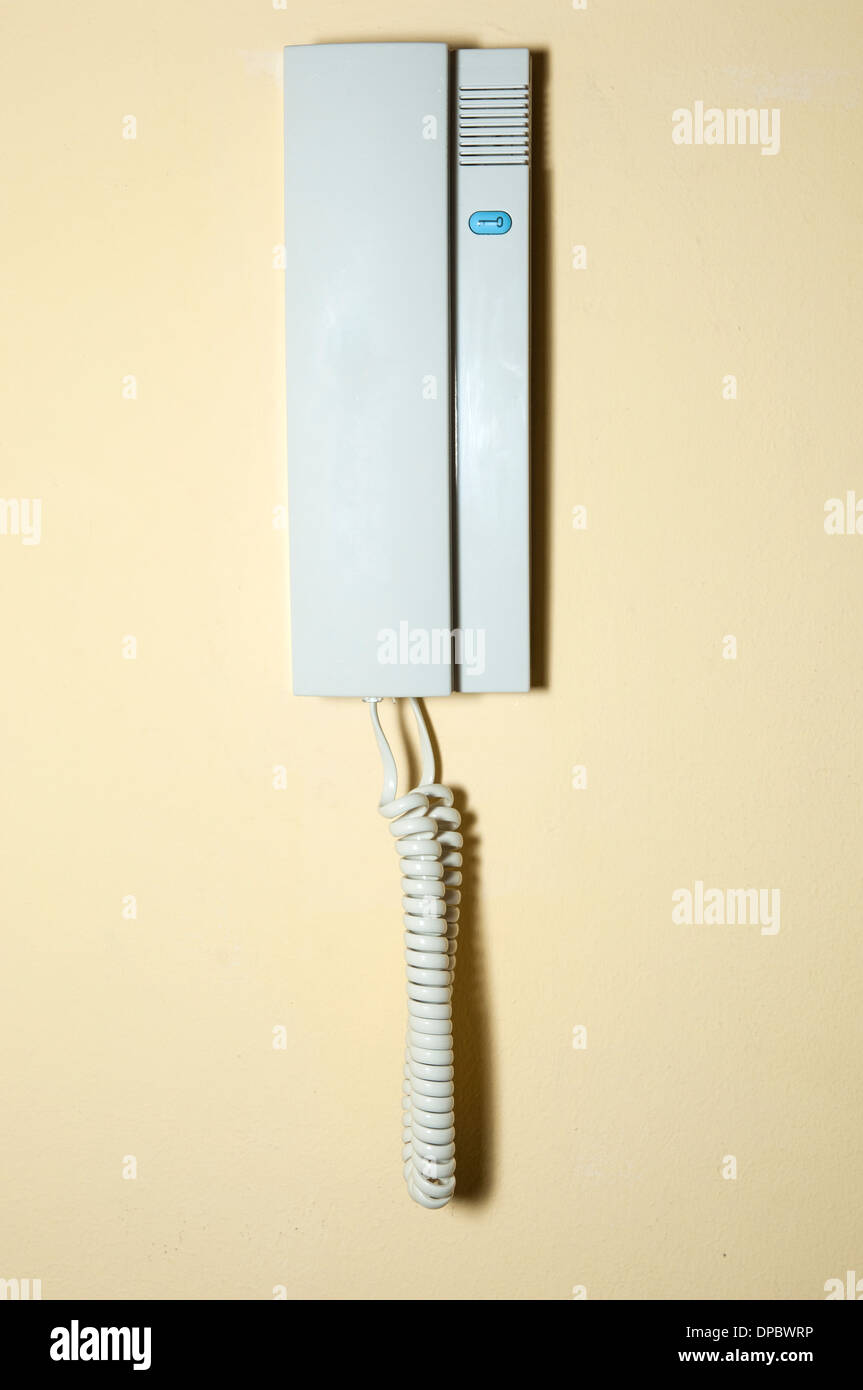 Telefon an der Wand eines Hauses Stockfoto