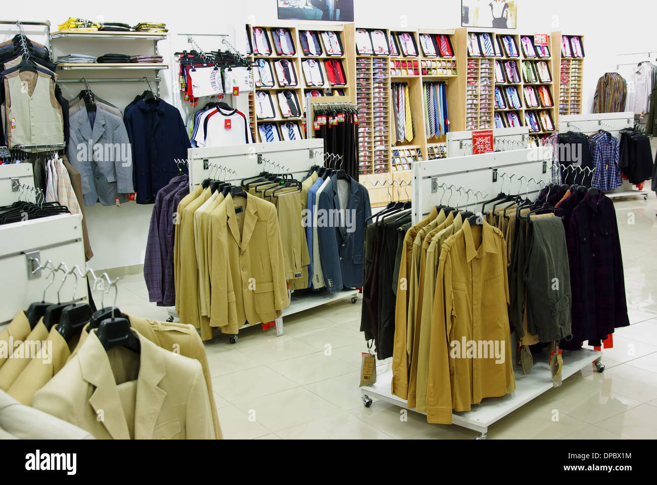 Männer Kleidung im Geschäft, elegante Kleidung Shop Stockfotografie - Alamy