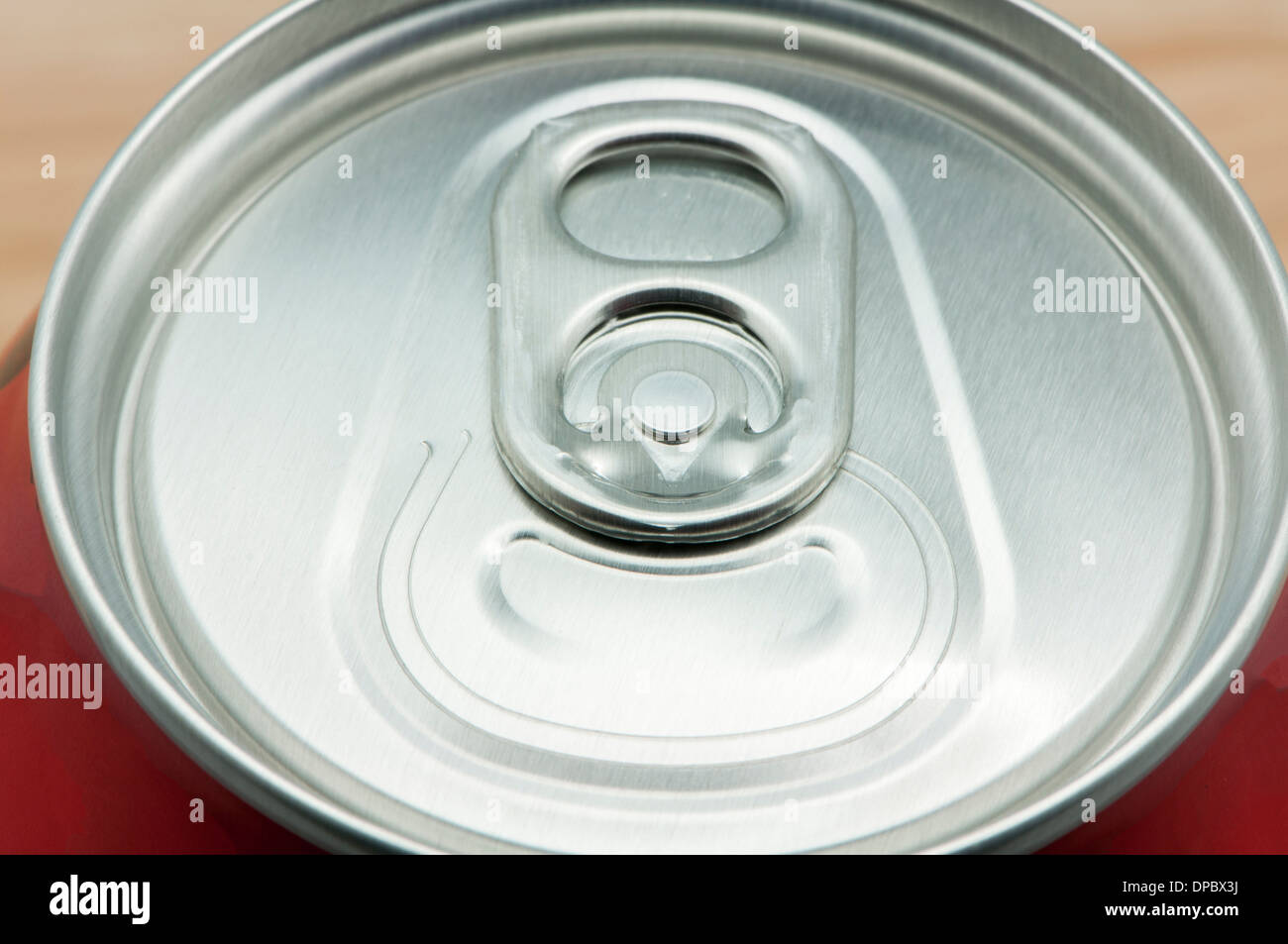 Getränkedose auf einem hölzernen Hintergrund Stockfoto
