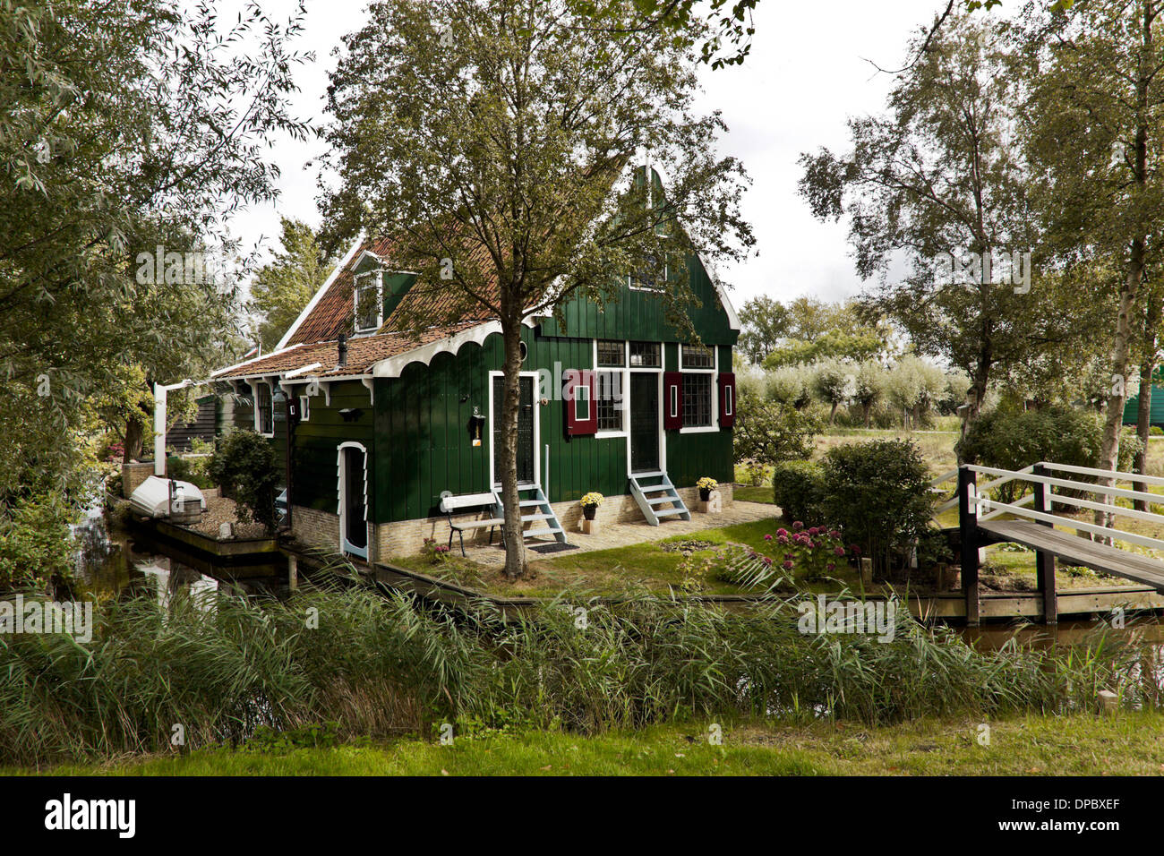 Traditionell Giebel Haus, aus Holz und bemalt grün Zaanse Schans, Zaandijk, Nordholland, Niederlande. Stockfoto