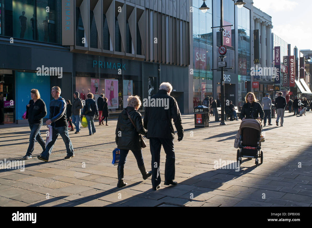 Menschen, die zu Fuß entlang Northumberland Street Newcastle nach Tyne Nord-Ost England UK Stockfoto