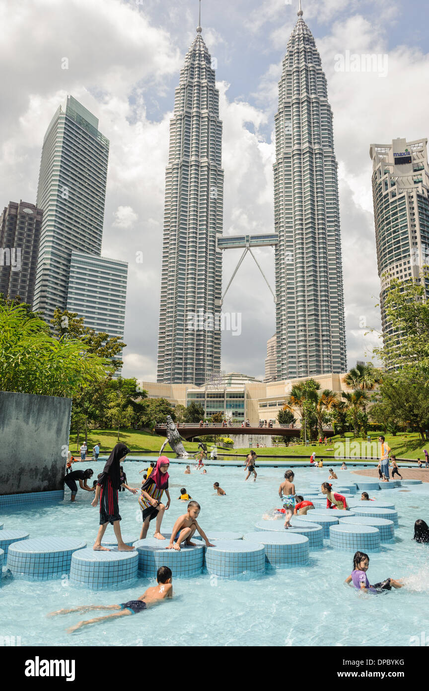 Menschen genießen die Schwimmbäder in der Nähe der Petronas Towers, Kuala Lumpur, Malaysia, Asien Stockfoto