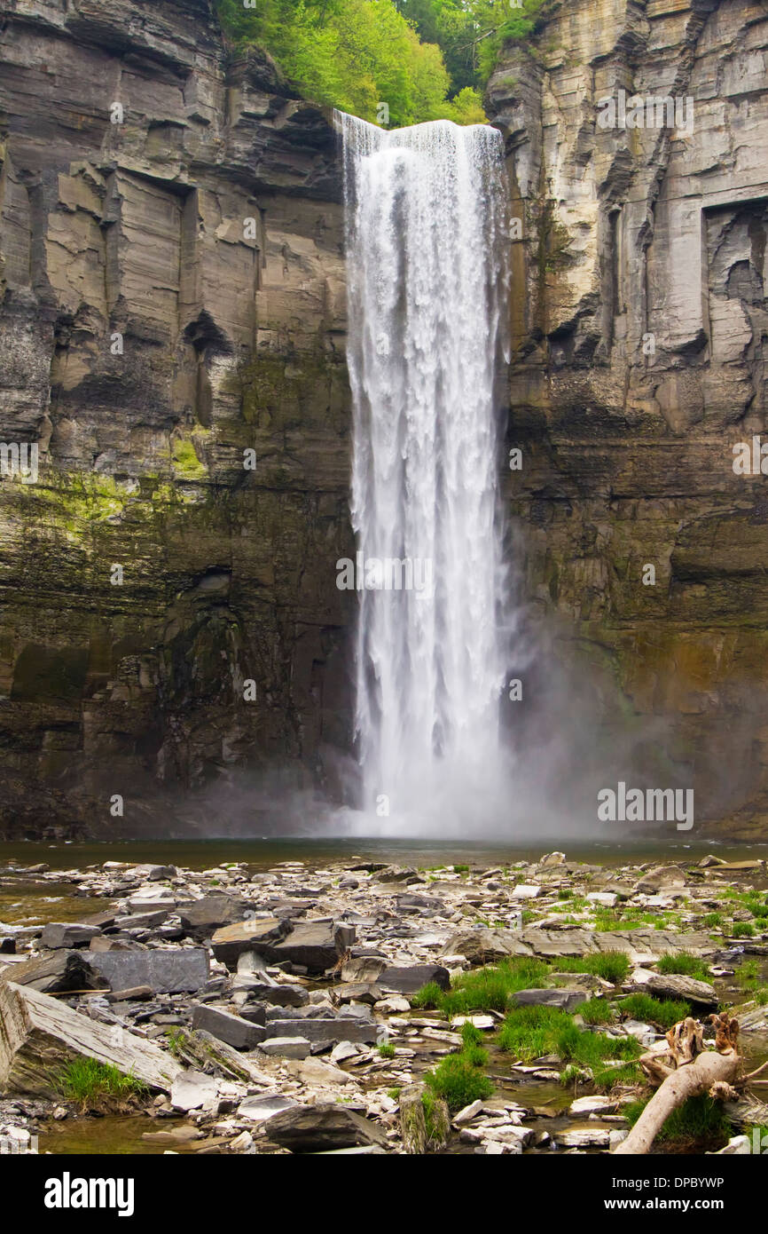 Taughannock Falls State Park in der Finger Lakes Region von New York A schöne Wasser fällt Cascade vertikale Ausrichtung Stockfoto