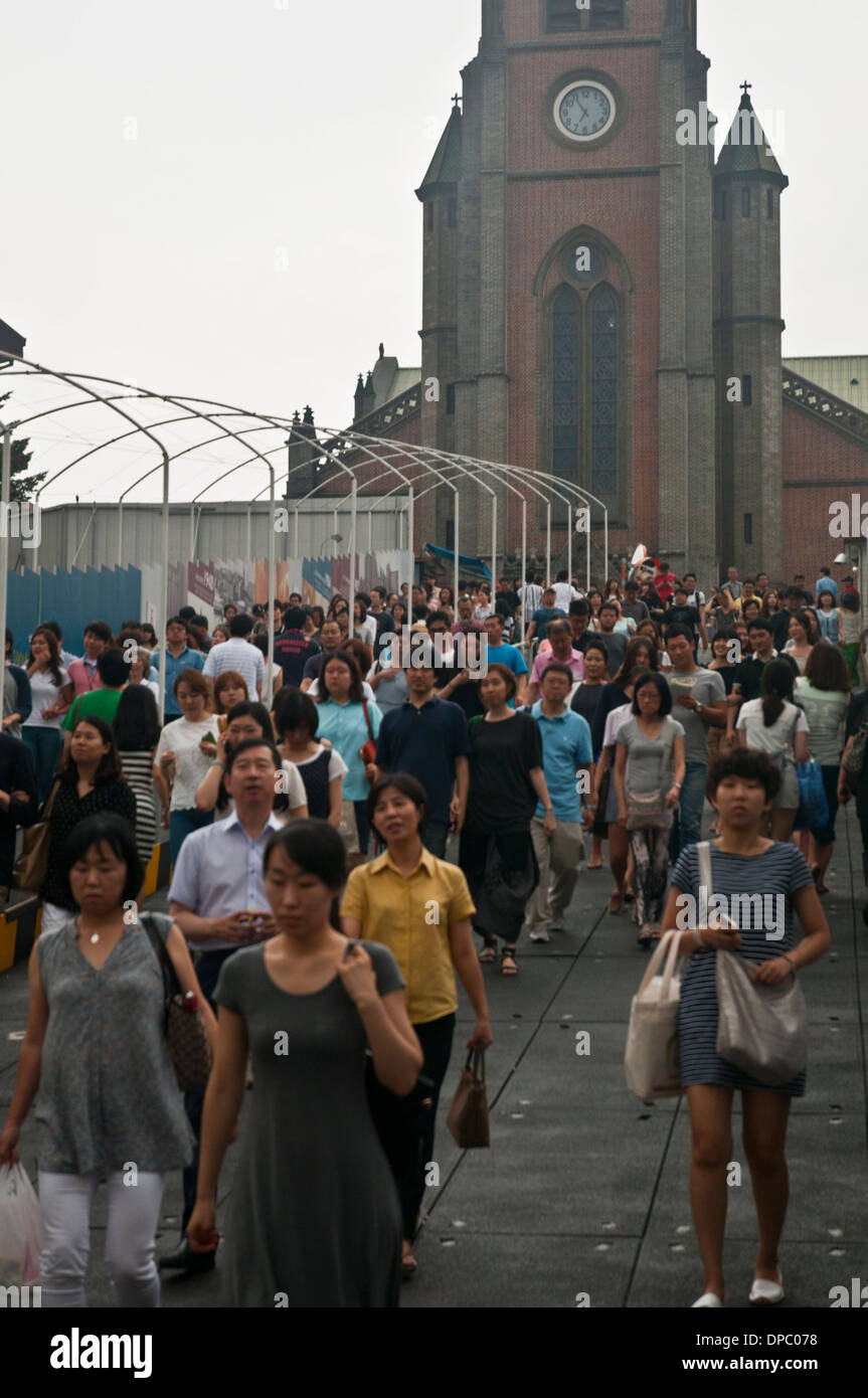 Seul Seoul Südkorea, Ausfahrt vom sonntäglichen Gottesdienst in Myeongdong Kathedrale Stockfoto