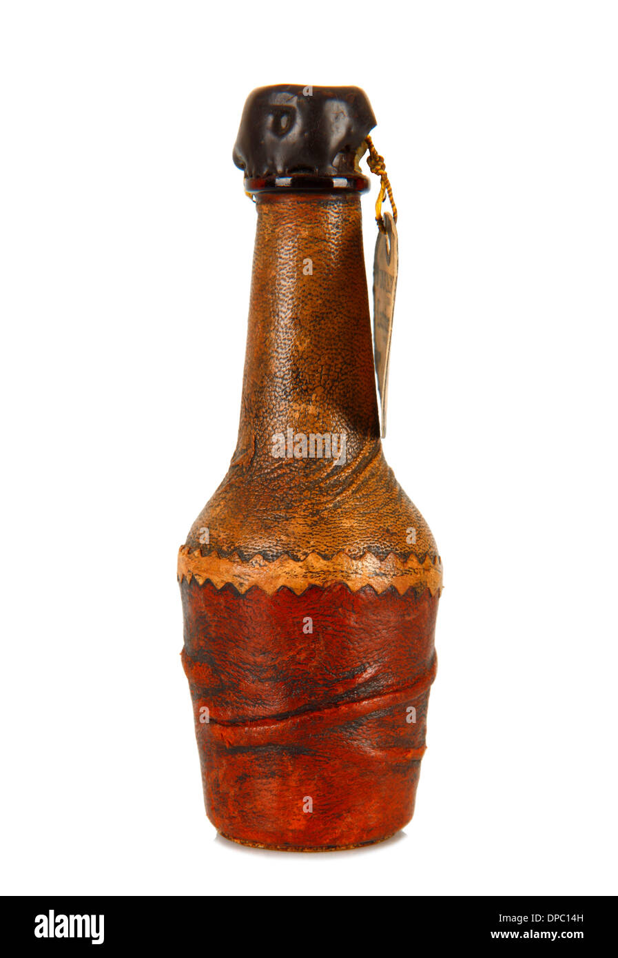 Mini-Flasche mit Leder bezogen auf weißem Hintergrund Stockfotografie -  Alamy