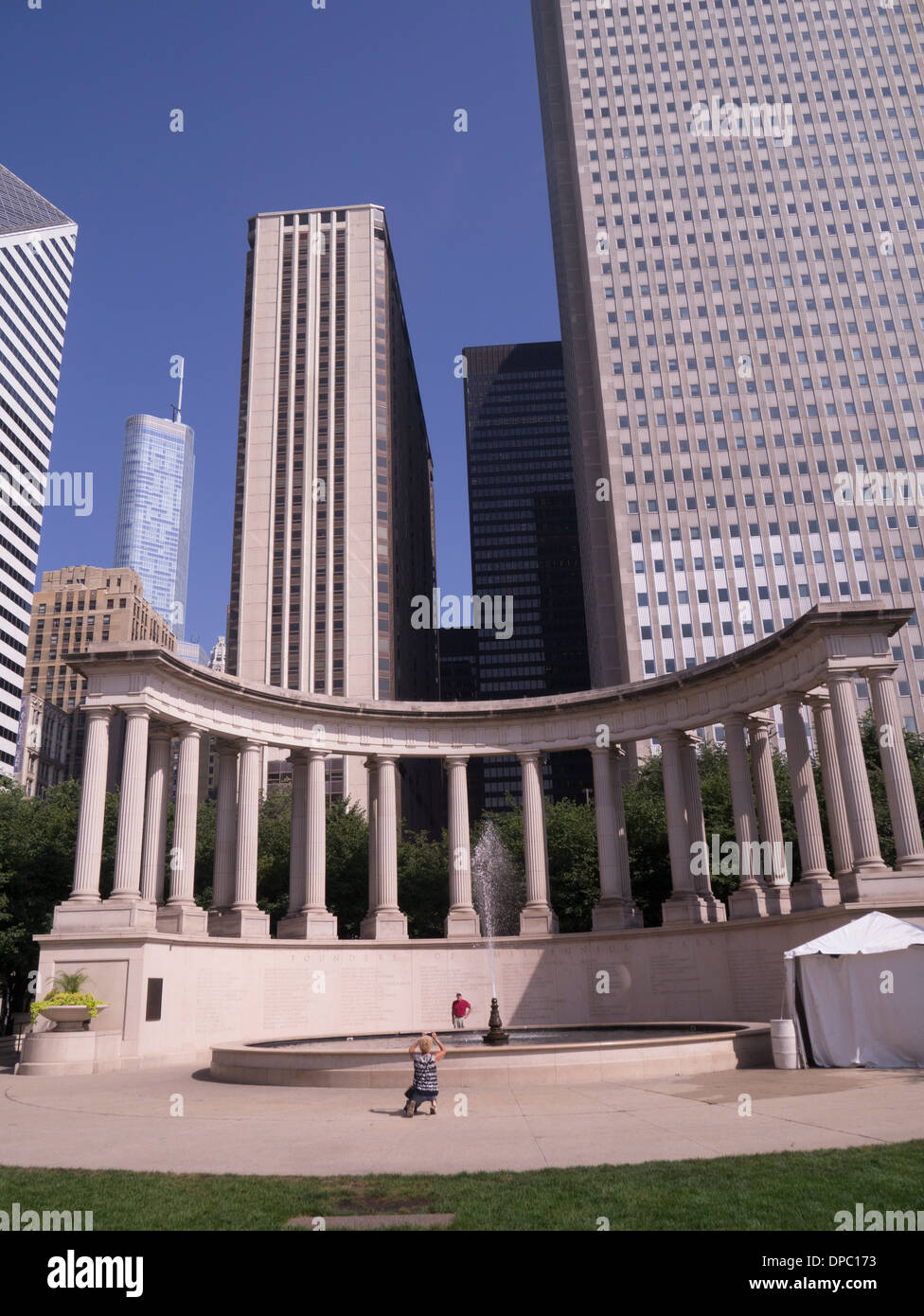 Wrigley-Platz im Millenium Park, Chicago, Illinois. Das Aon Center und Prudential Plaza liegen im Hintergrund. Stockfoto
