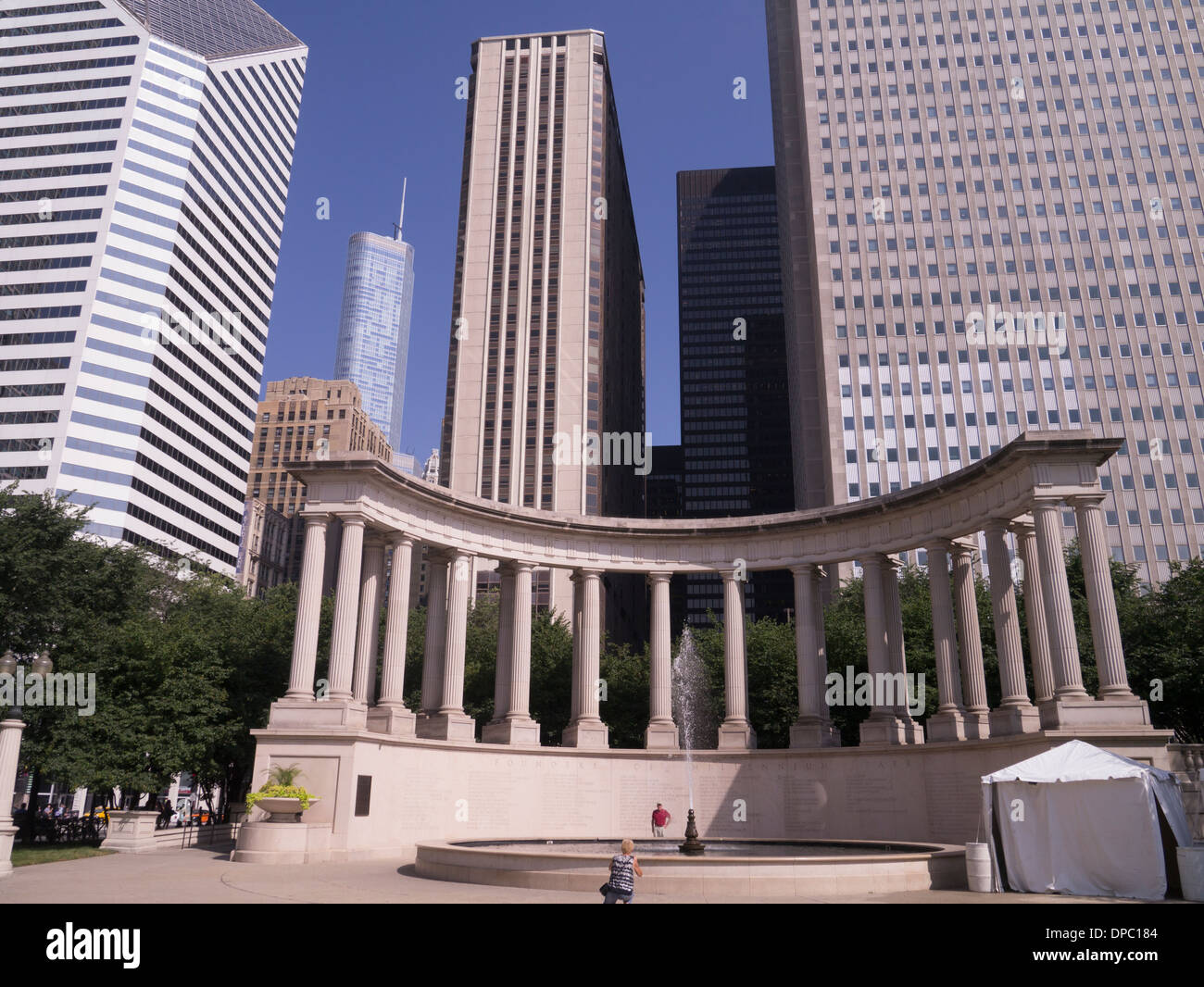 Wrigley-Platz im Millenium Park, Chicago, Illinois. Das Aon Center und Prudential Plaza liegen im Hintergrund. Stockfoto