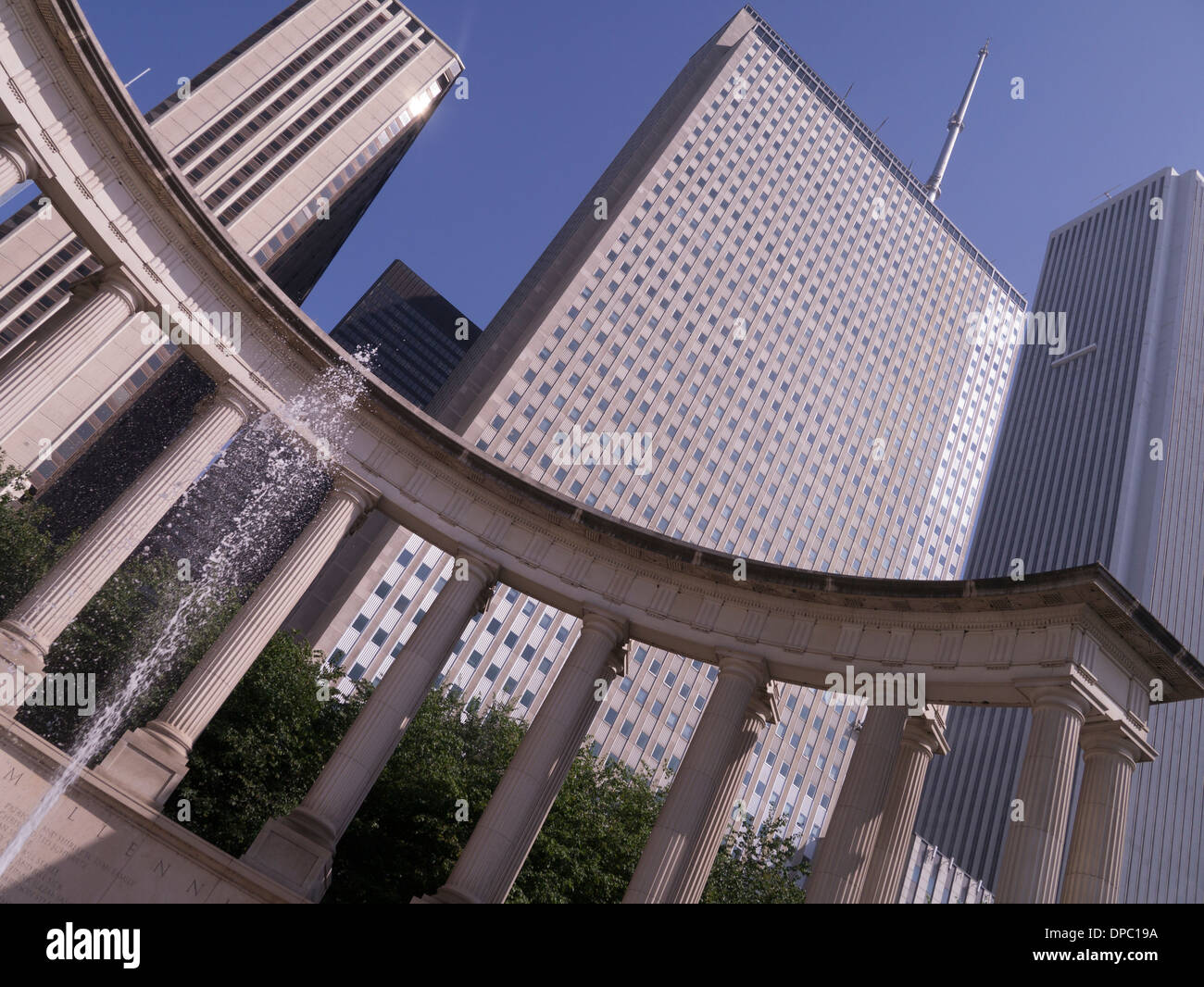 Wrigley-Platz im Millenium Park, Chicago, Illinois. Das Aon Center und Prudential Plaza liegen im Hintergrund. Stockfoto