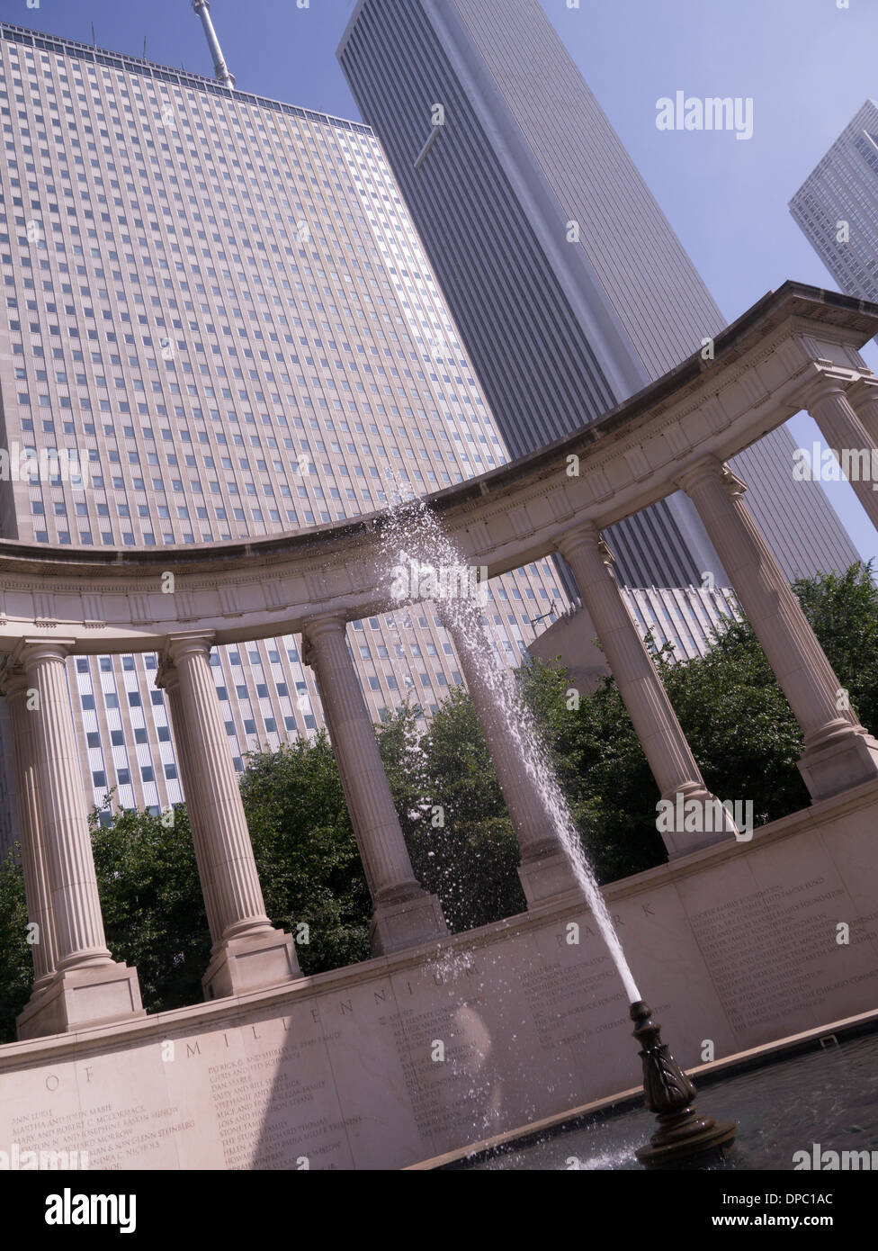 Wrigley-Platz im Millenium Park, Chicago, Illinois. Das Aon Center und Prudential Plaza liegen im Hintergrund. Stockfoto