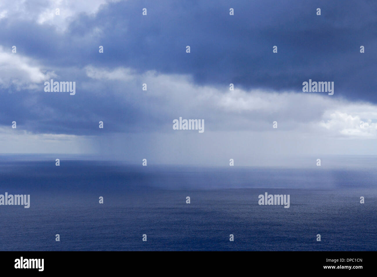 Regen Squall über dem Pazifischen Ozean aus der Osterinsel, Chile Stockfoto