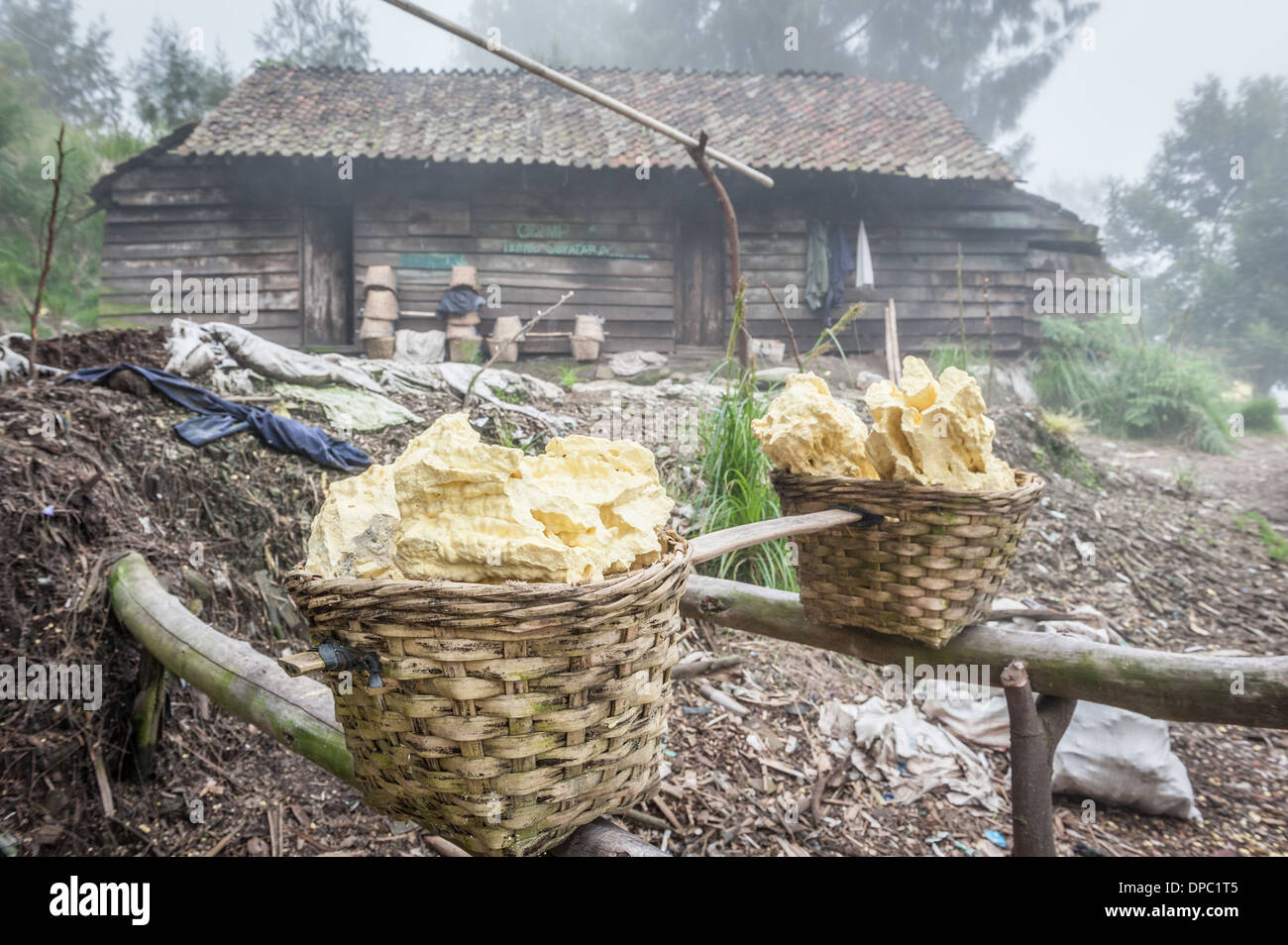 Schwefel-Körbe in der Nähe Kawah Ijen Mine während eines Zeitraums von gefährlichen Eruptionen, Kawah Ijen, Indonesien, Asien verlassen. Stockfoto