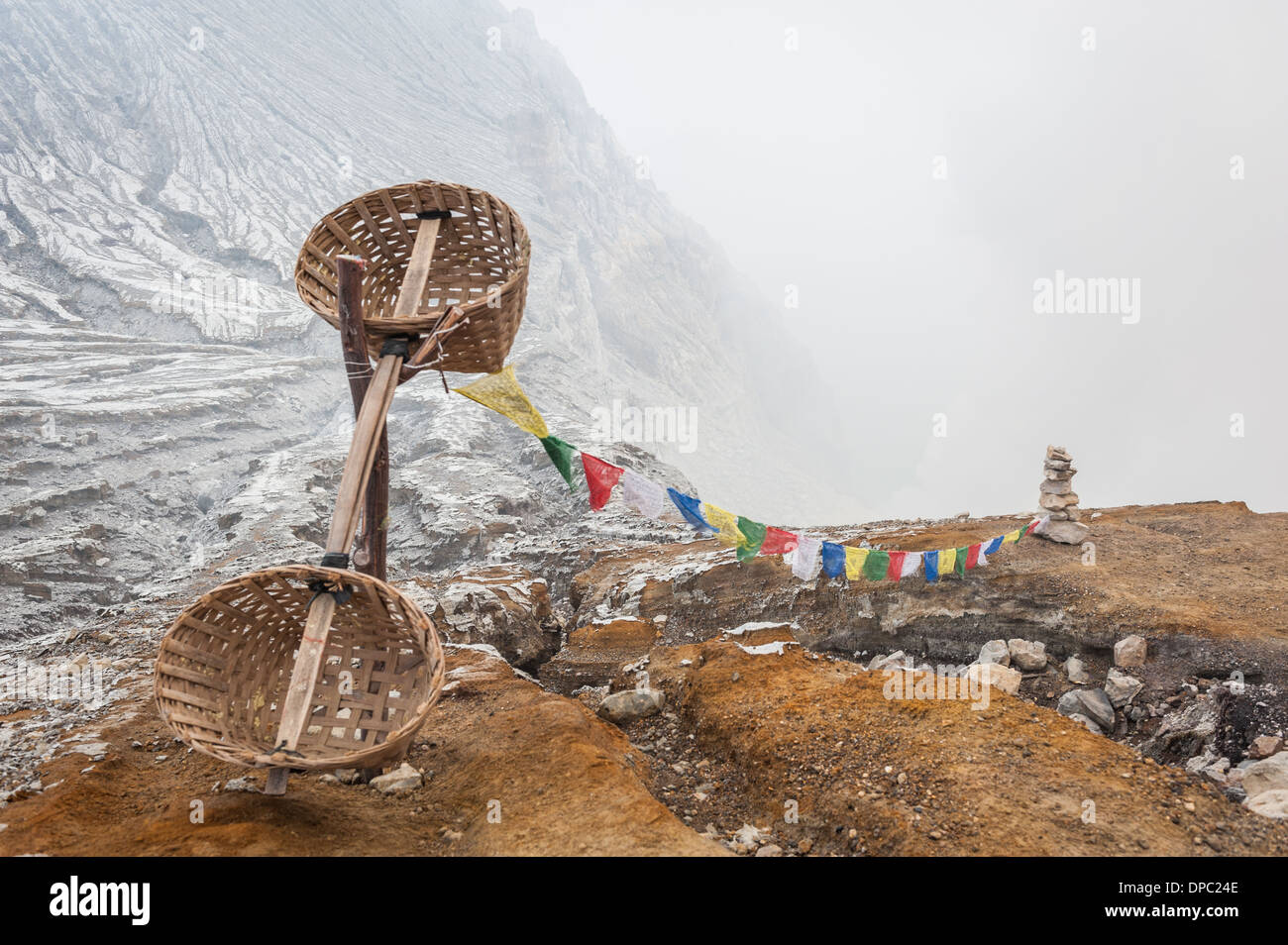 Schwefel-Körbe in der Nähe Kawah Ijen Mine während eines Zeitraums von gefährlichen Eruptionen, Kawah Ijen, Indonesien, Asien verlassen. Stockfoto