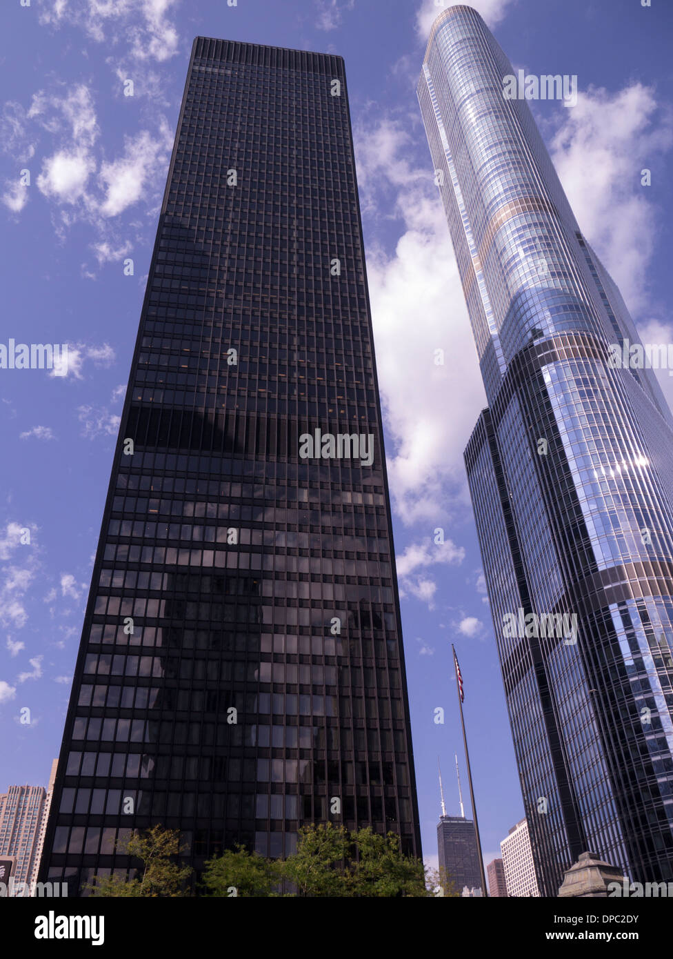 Das IBM-Gebäude von Mies van der Rohe und Trump Tower am Fluss Chicago, Chicago, Illinois, USA Stockfoto