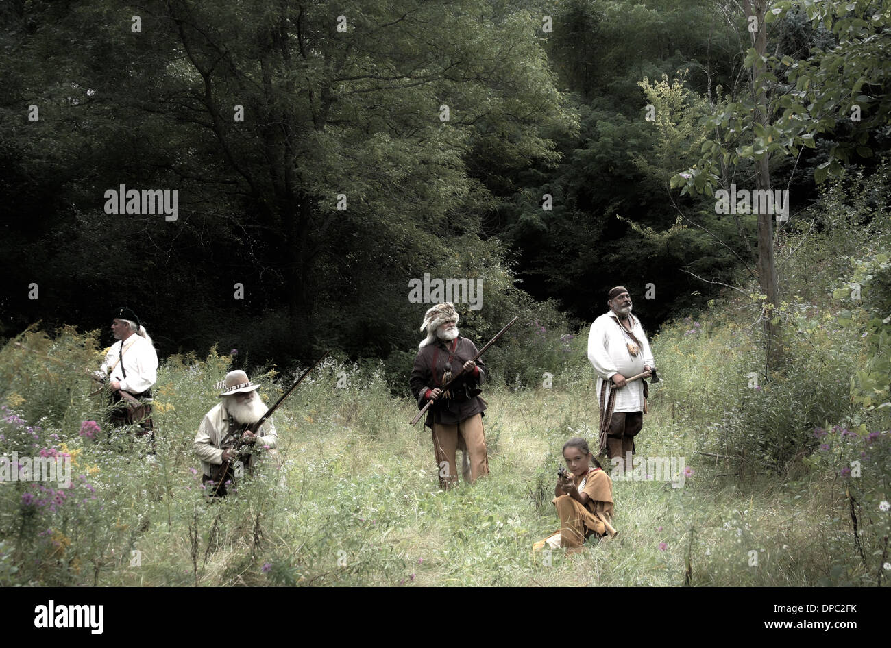 Mountainmen Fallensteller und eine Native American Indian Boy auf die Jagd gehen Stockfoto