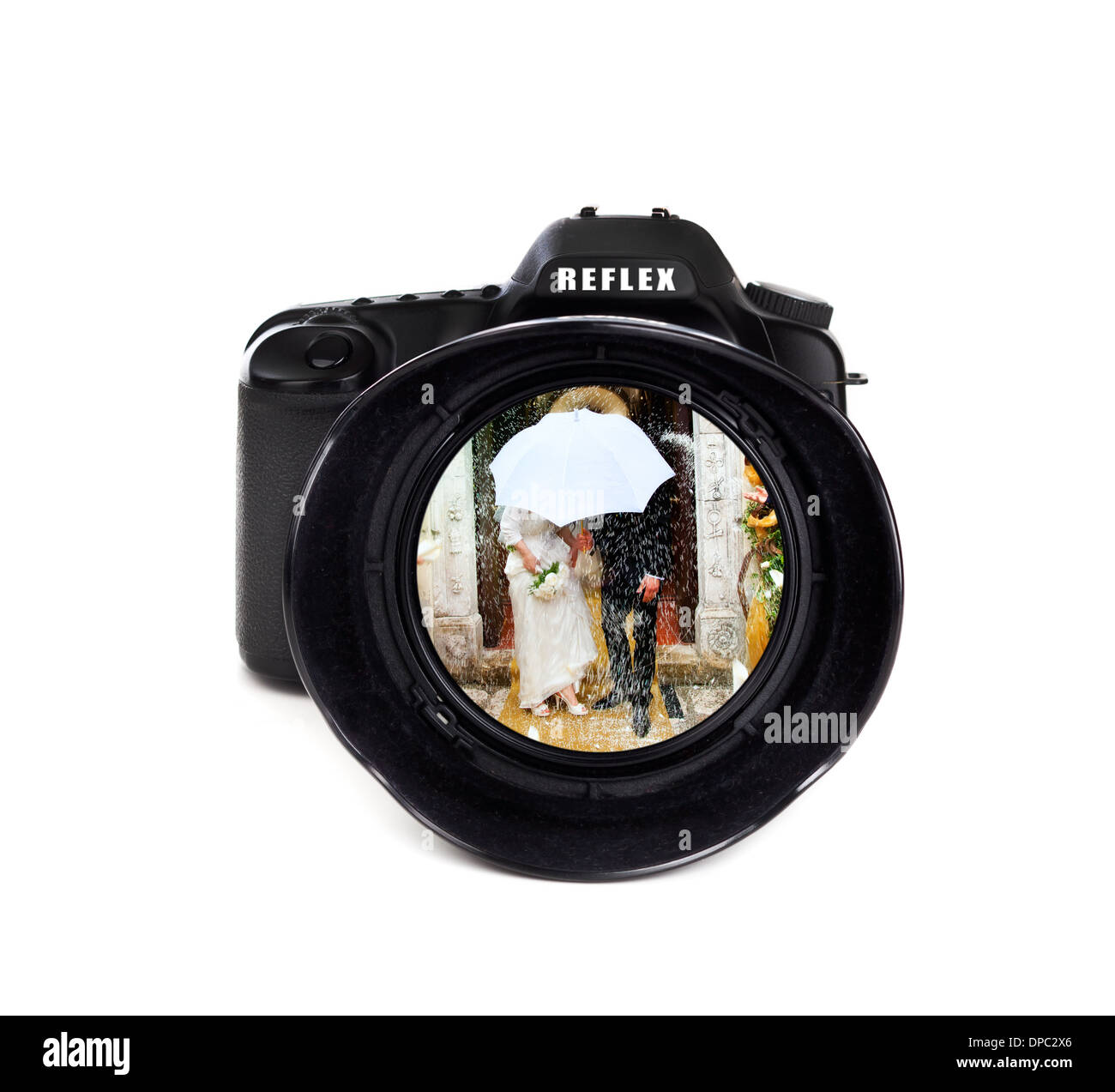 Digitale Fotokamera auf weißem Hintergrund mit Braut und Bräutigam Stockfoto
