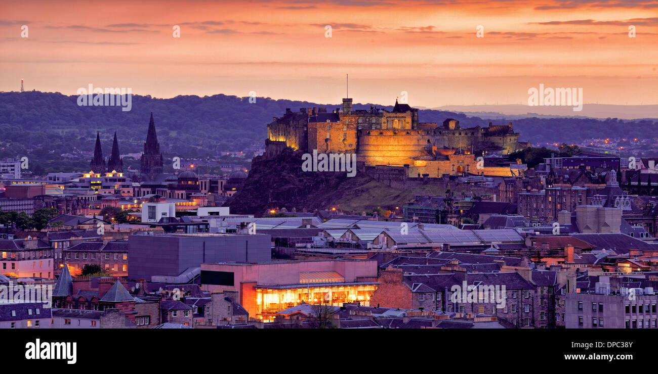 Edinburgh Stadt in der Dämmerung mit Schloss im Hintergrund Stockfoto