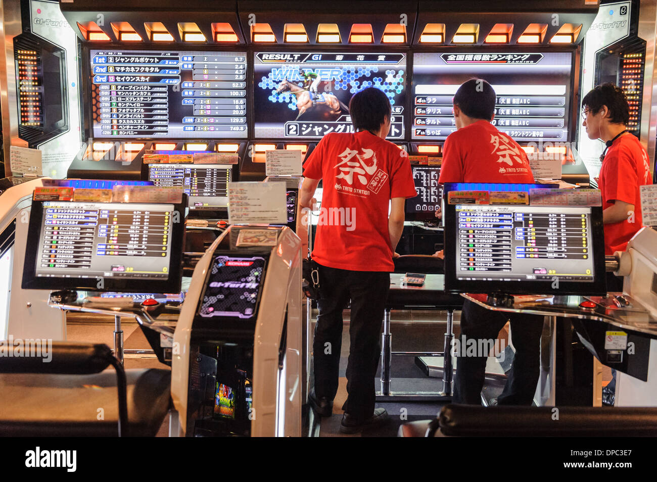 Männer arbeiten in einer großen Video-Spiele bauen, Hiroshima, Japan, Asien. Stockfoto