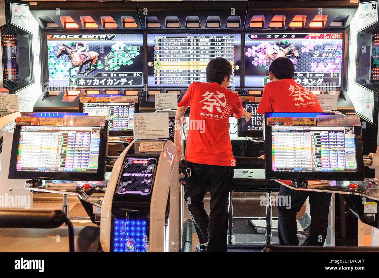 Männer arbeiten in einer großen Video-Spiele bauen, Hiroshima, Japan, Asien. Stockfoto