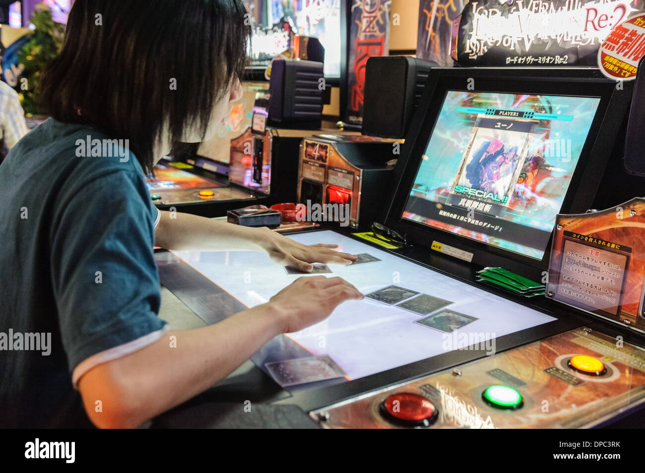 Mann, spielt Videospiele auf eine komplizierte Maschine, Hiroshima, Japan, Asien. Stockfoto