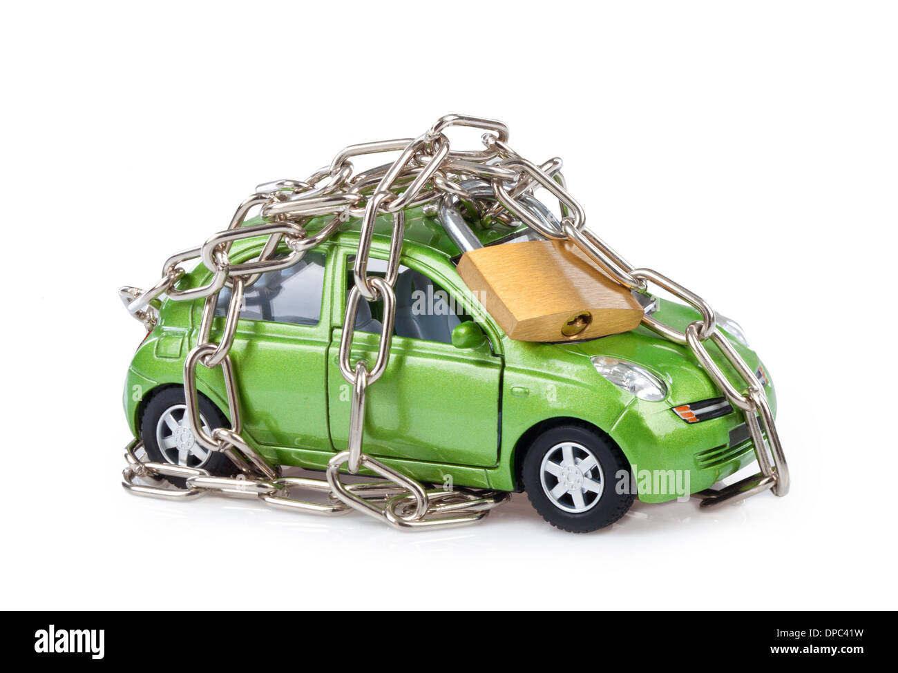Fahrzeugsicherheit mit Vorhängeschloss und Kette auf weißem Hintergrund Stockfoto