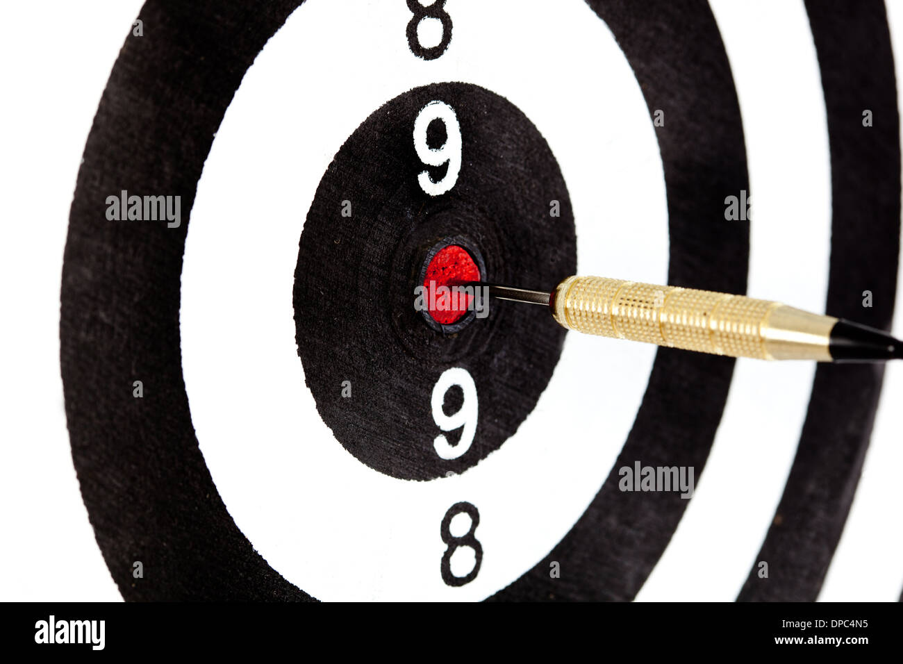 Bulls eye Ziel mit Dart auf weißem Hintergrund Stockfoto