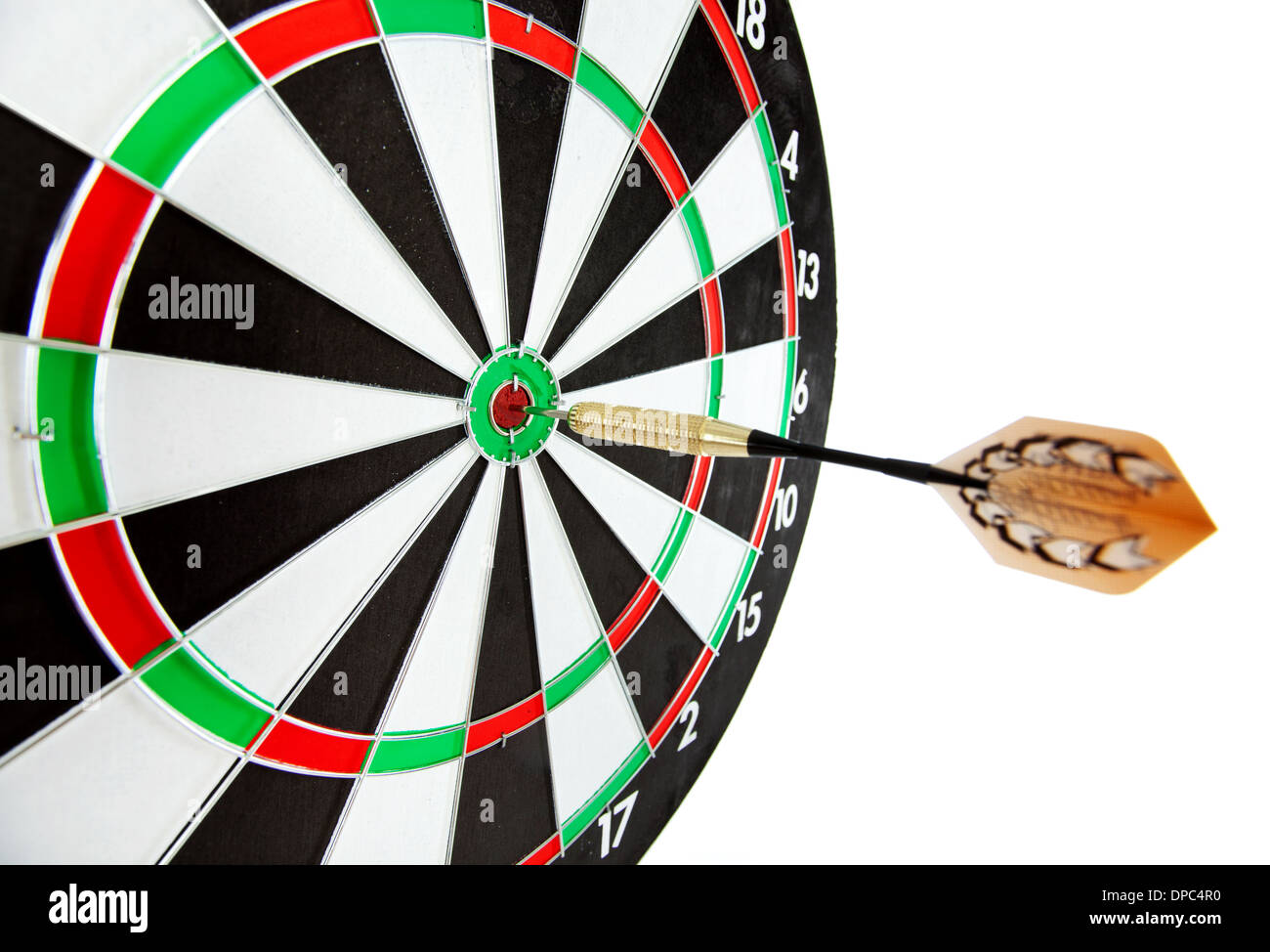 Bulls eye Ziel mit Dart auf weißem Hintergrund Stockfoto