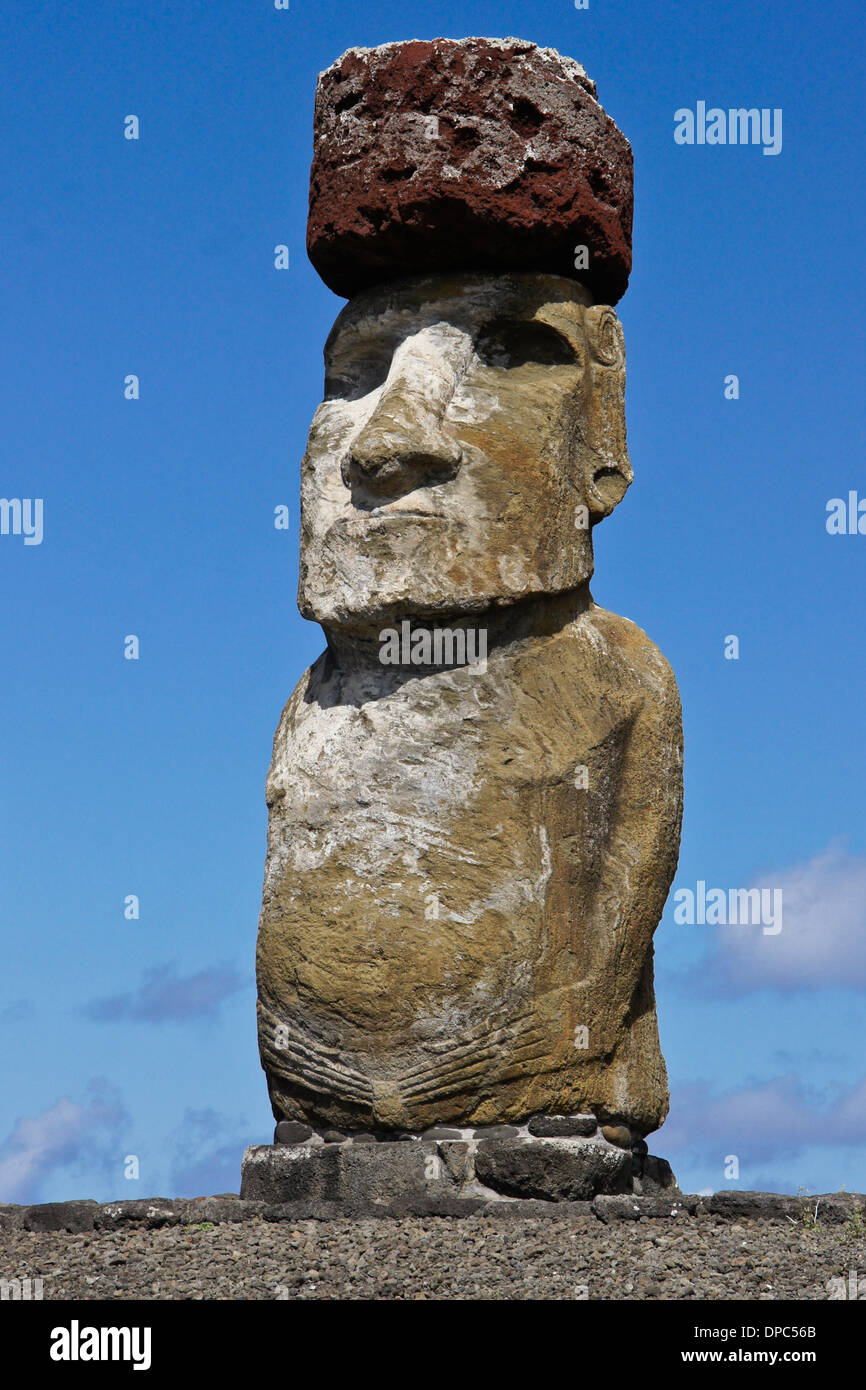 Moai mit Haarknoten am Ahu Tongariki, Osterinsel, Chile Stockfoto