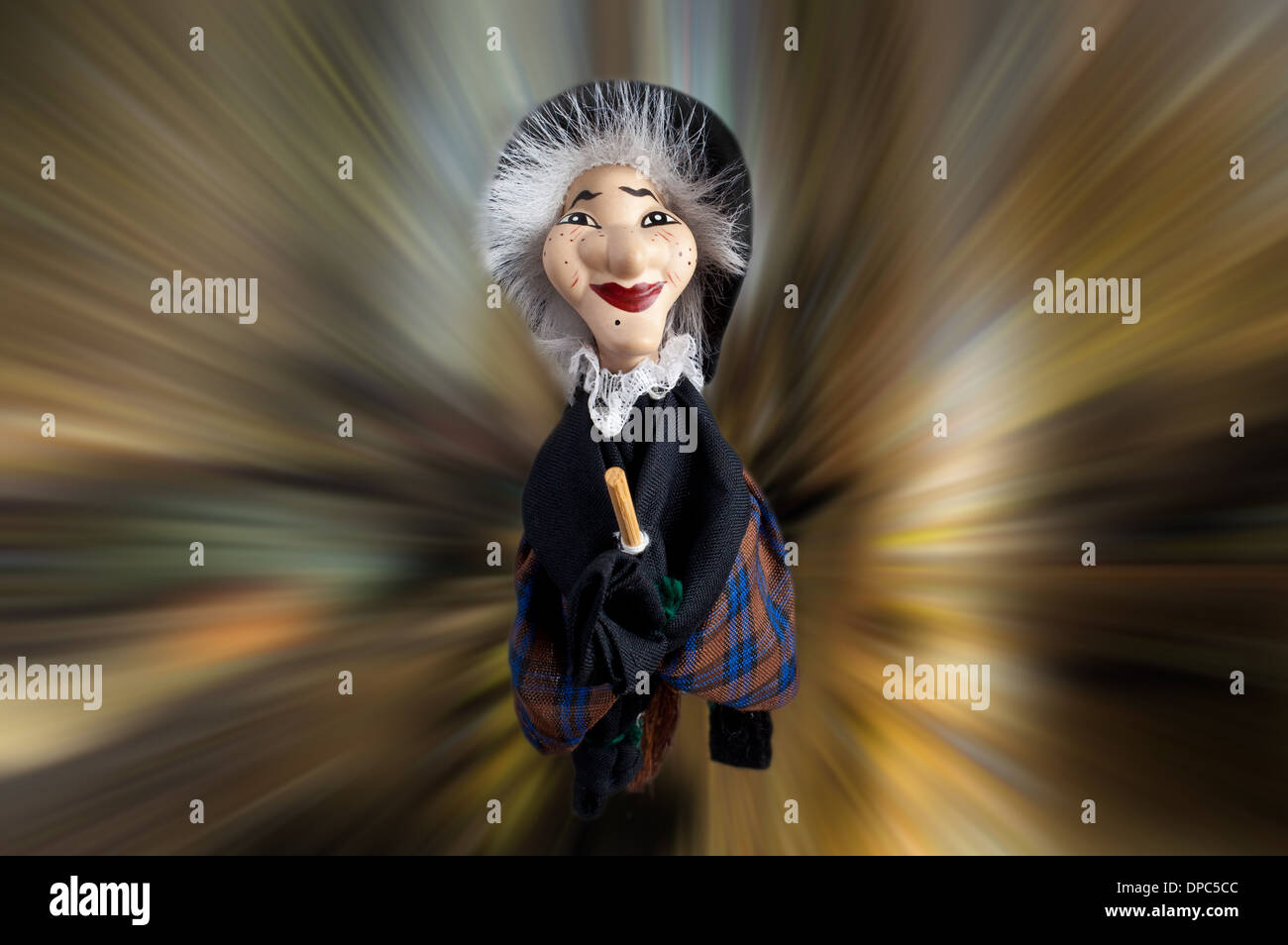 "Befana", Hexe mit Besen, traditionelle Figur für den Dreikönigstag Urlaub fliegen. Stockfoto