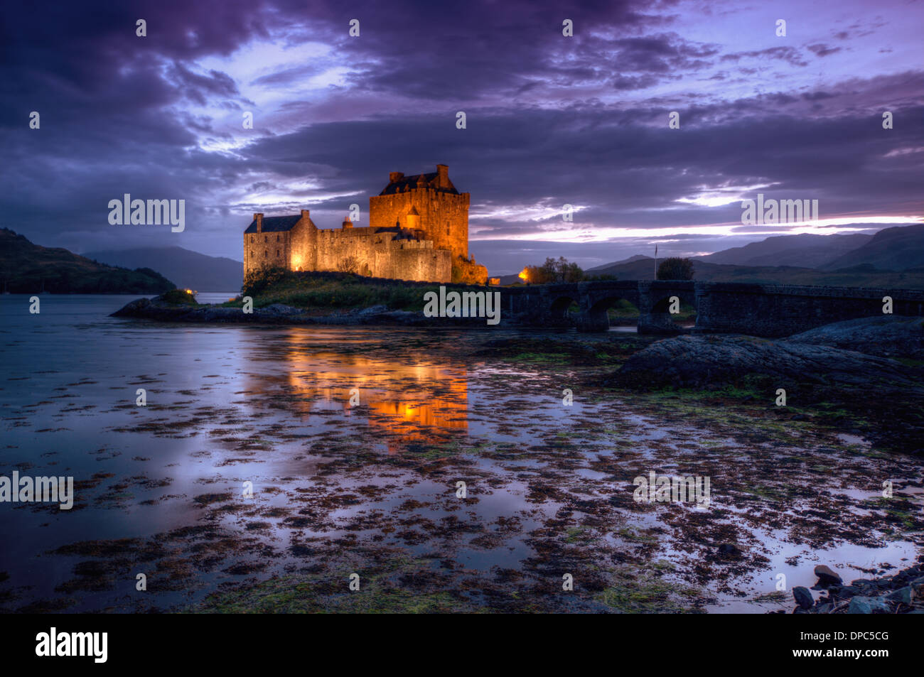 Eilean Donan castle bei Nacht Stockfoto