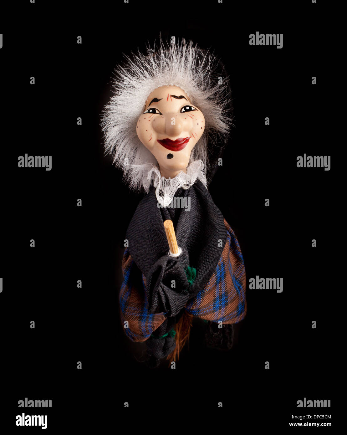 "Befana", Hexe mit Besen, traditionelle Figur für den Dreikönigstag Urlaub fliegen. Stockfoto