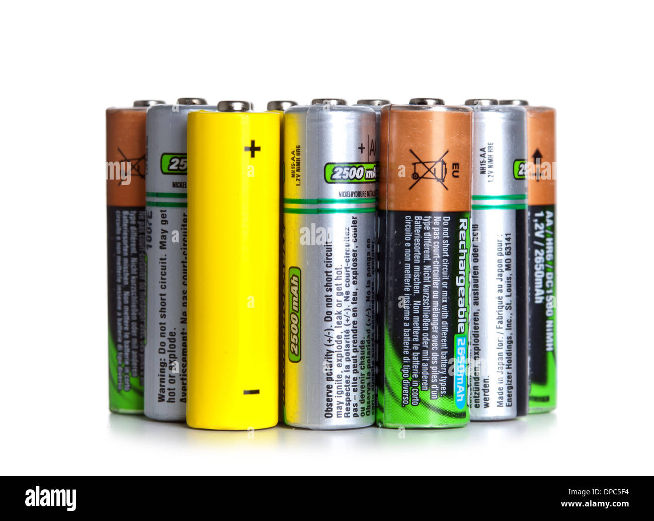Viele gebrauchte Batterien auf weißem Hintergrund Stockfoto