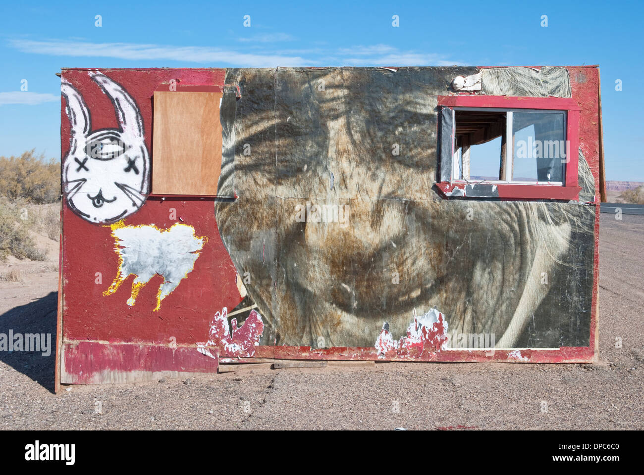 Künstler-Chip Thomas schafft außergewöhnliche visuelles Interesse auf diese Struktur an einer Hauptstraße im nordöstlichen Arizona. Stockfoto