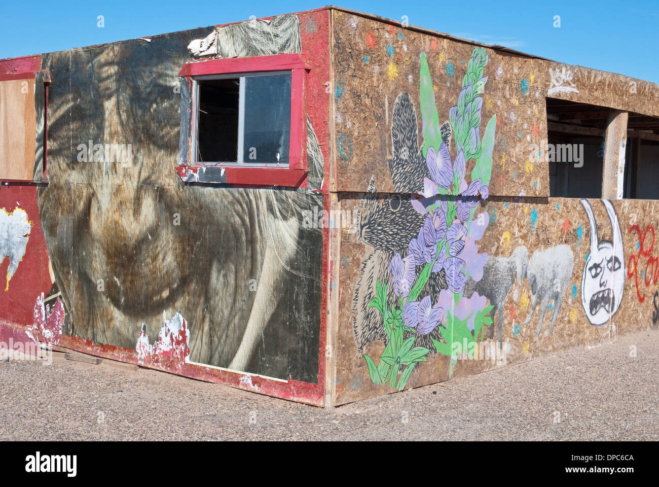 Künstler-Chip Thomas schafft außergewöhnliche visuelles Interesse auf diese Struktur an einer Hauptstraße im nordöstlichen Arizona. Stockfoto